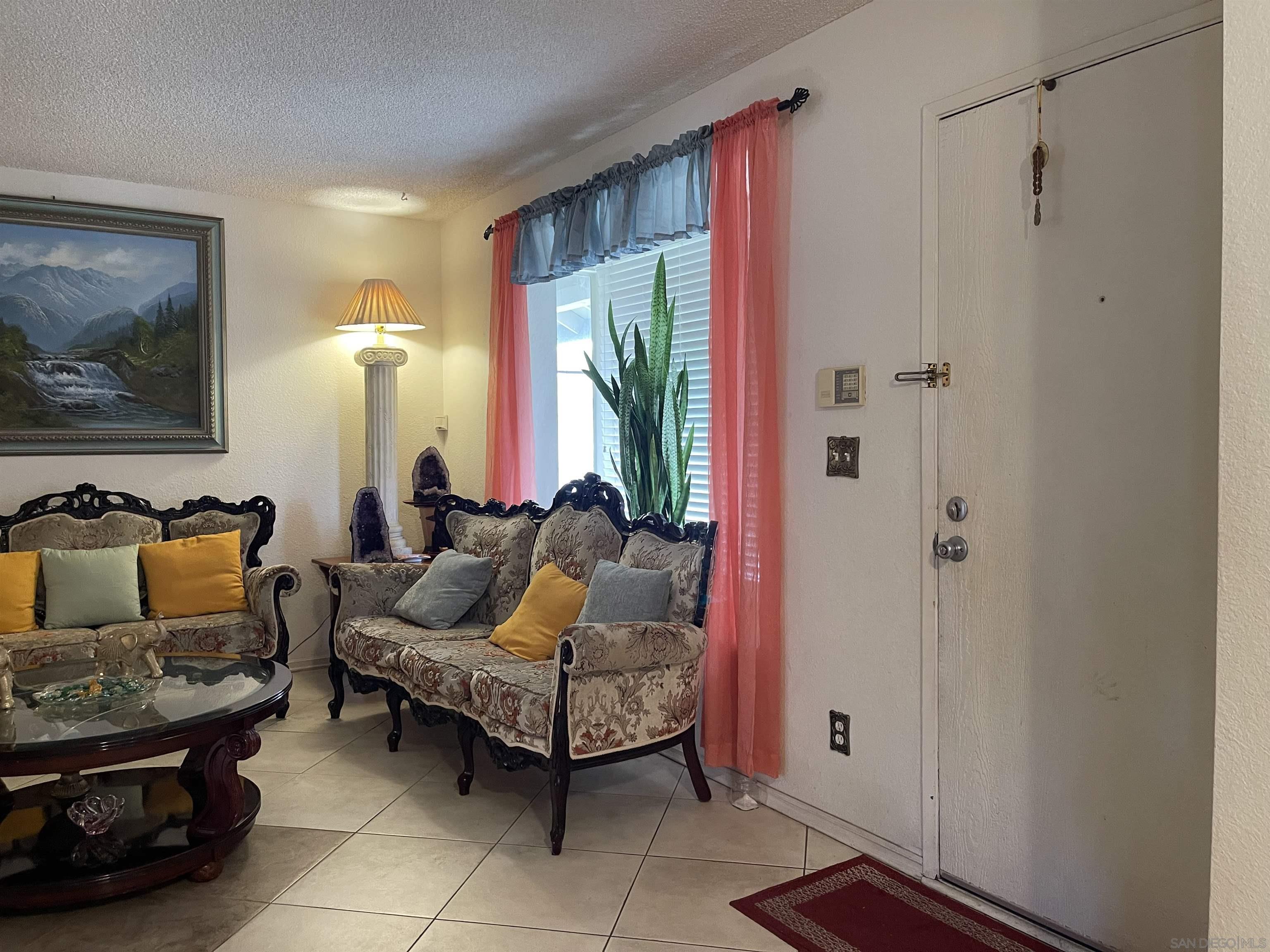 Detail Gallery Image 9 of 14 For 7483  Tooma  #B,  San Diego,  CA 92139 - 3 Beds | 2/1 Baths