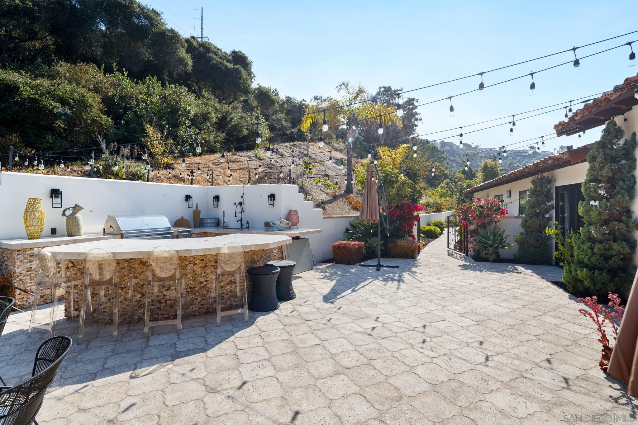 Detail Gallery Image 18 of 67 For 7853  via Capri, La Jolla,  CA 92037 - 6 Beds | 6 Baths