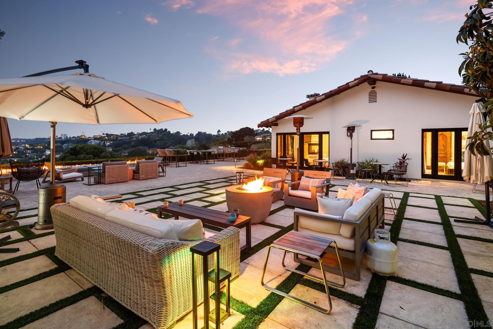 Detail Gallery Image 4 of 67 For 7853  via Capri, La Jolla,  CA 92037 - 6 Beds | 6 Baths