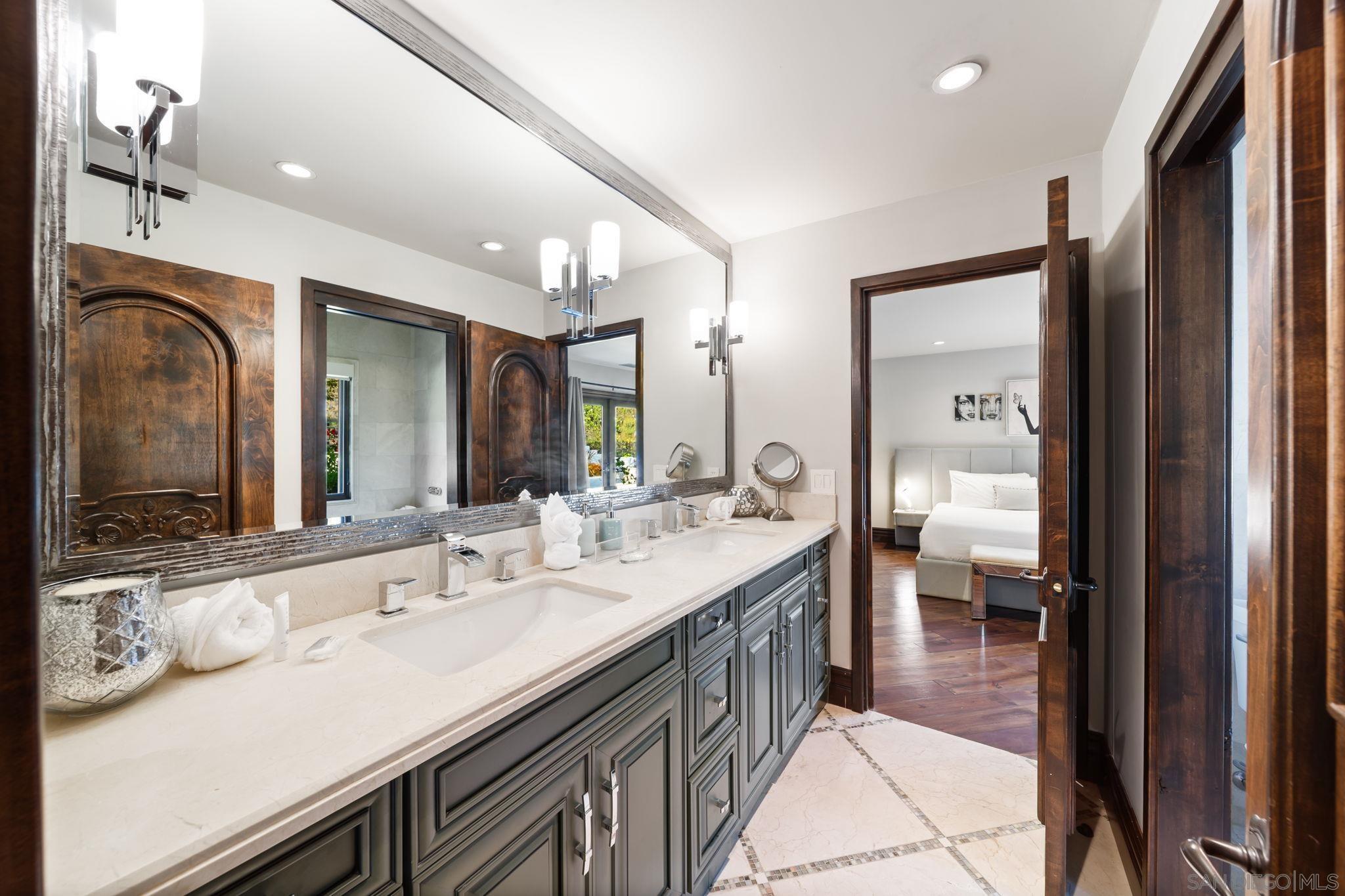 Detail Gallery Image 41 of 67 For 7853  via Capri, La Jolla,  CA 92037 - 6 Beds | 6 Baths