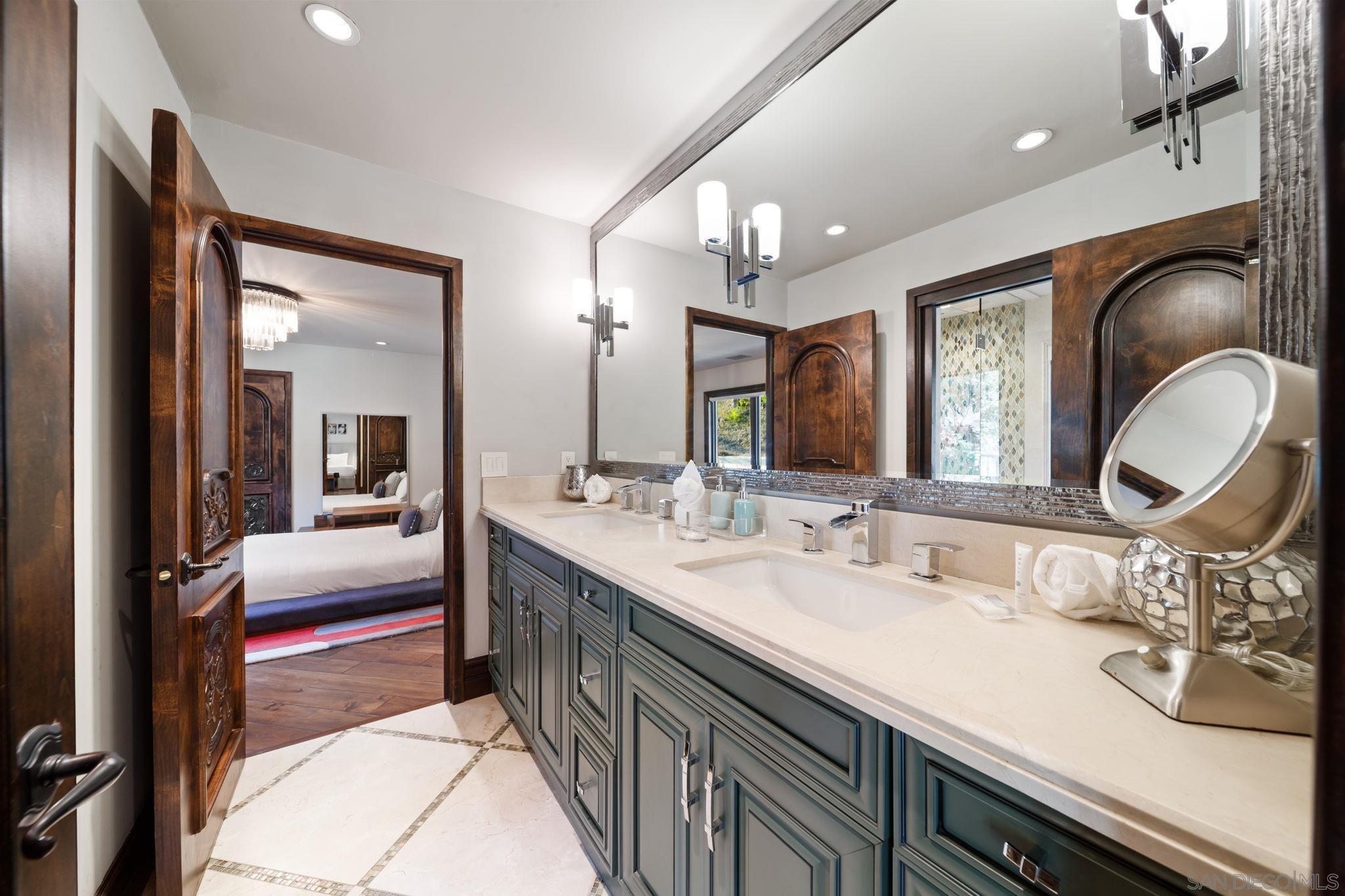 Detail Gallery Image 45 of 67 For 7853  via Capri, La Jolla,  CA 92037 - 6 Beds | 6 Baths