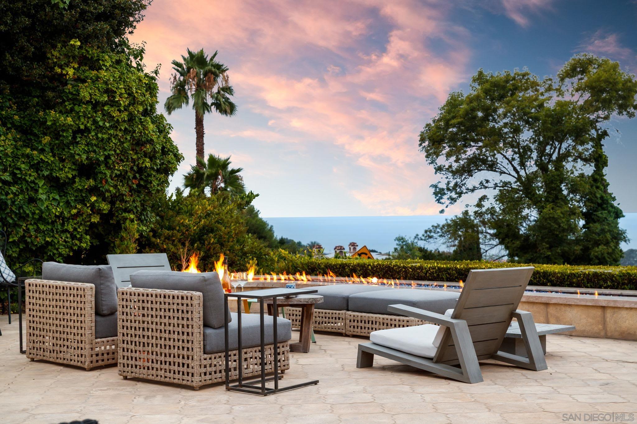 Detail Gallery Image 7 of 67 For 7853  via Capri, La Jolla,  CA 92037 - 6 Beds | 6 Baths