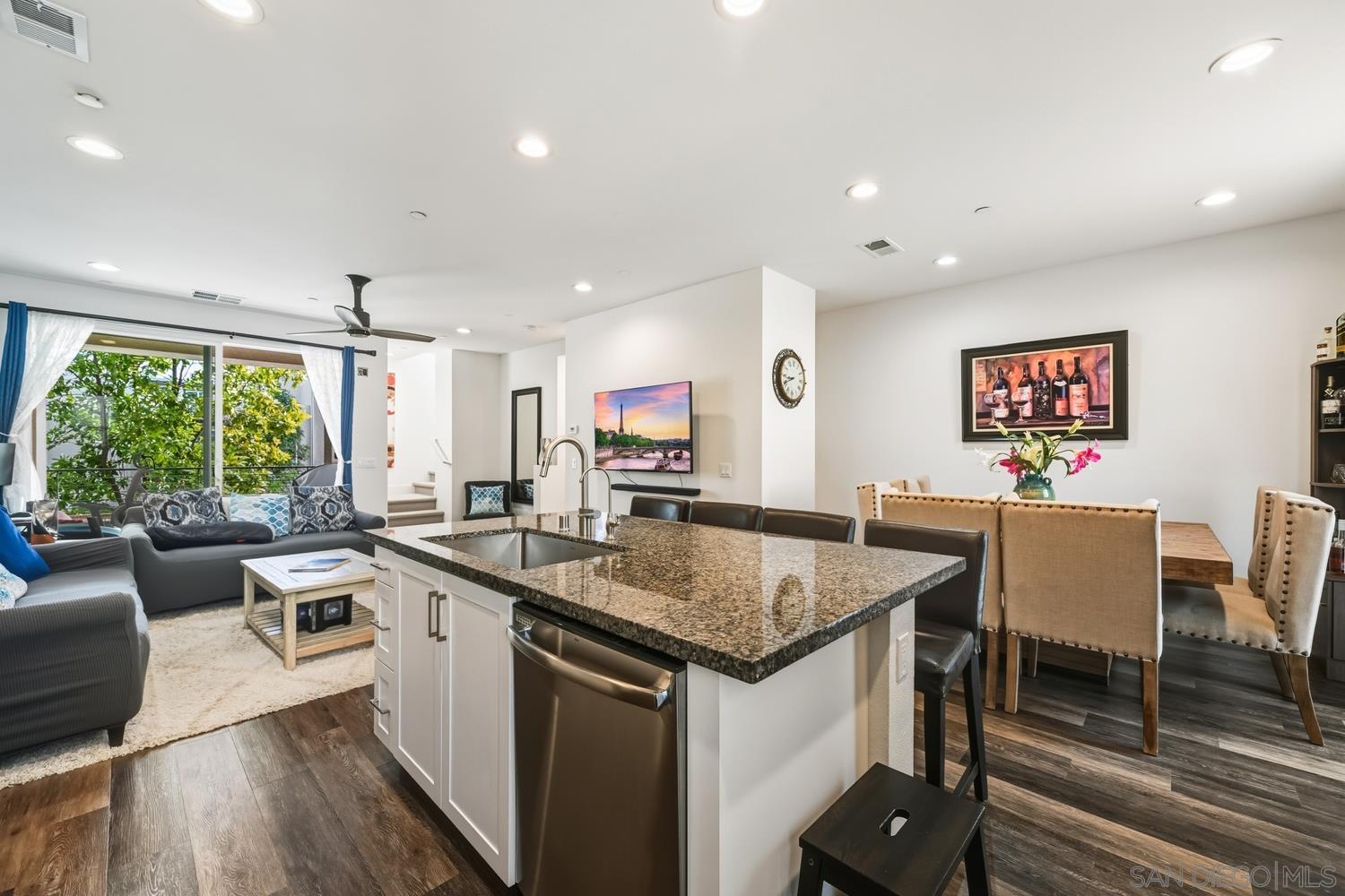 Detail Gallery Image 7 of 20 For 2225  Element Way  #2,  Chula Vista,  CA 91915 - 3 Beds | 2/1 Baths