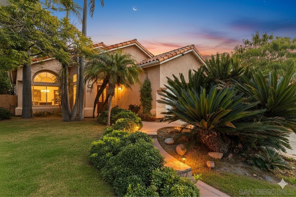 Detail Gallery Image 2 of 33 For 1672  Olympus Loop Dr, Vista,  CA 92081 - 3 Beds | 2 Baths