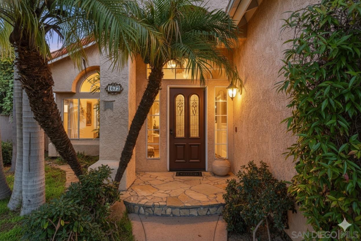 Detail Gallery Image 3 of 33 For 1672  Olympus Loop Dr, Vista,  CA 92081 - 3 Beds | 2 Baths