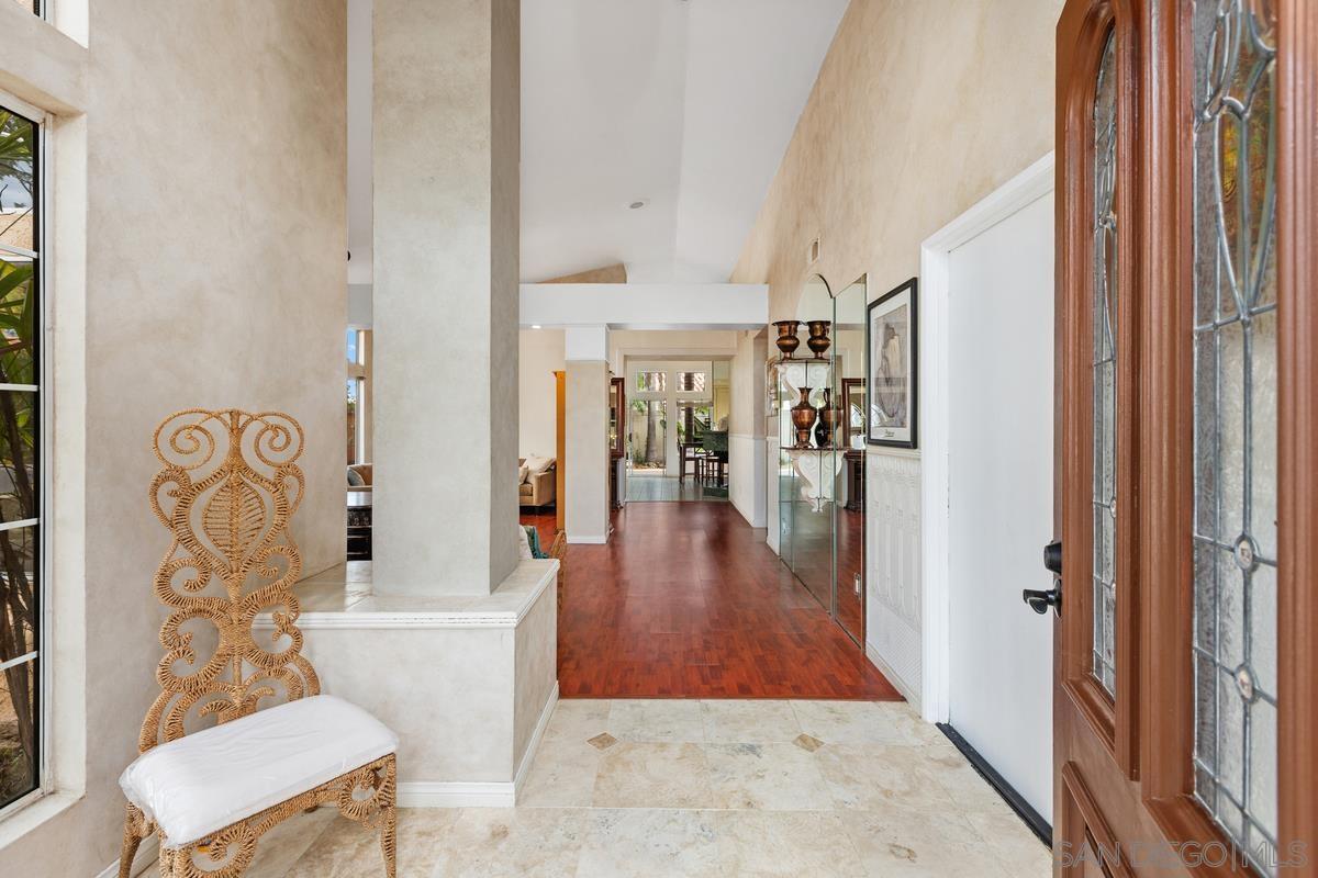 Detail Gallery Image 4 of 33 For 1672  Olympus Loop Dr, Vista,  CA 92081 - 3 Beds | 2 Baths