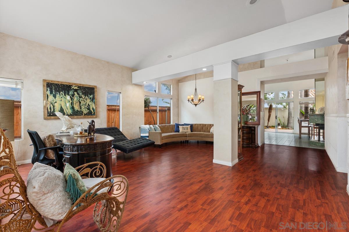 Detail Gallery Image 5 of 33 For 1672  Olympus Loop Dr, Vista,  CA 92081 - 3 Beds | 2 Baths