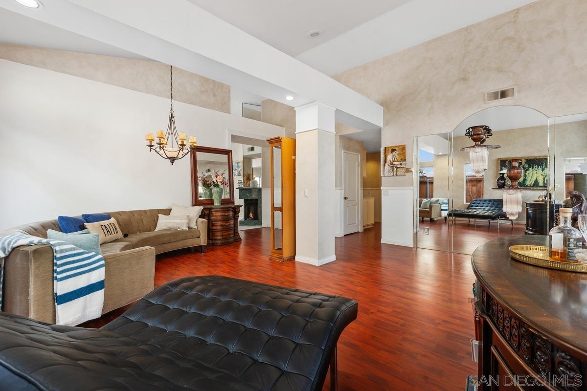 Detail Gallery Image 7 of 33 For 1672  Olympus Loop Dr, Vista,  CA 92081 - 3 Beds | 2 Baths