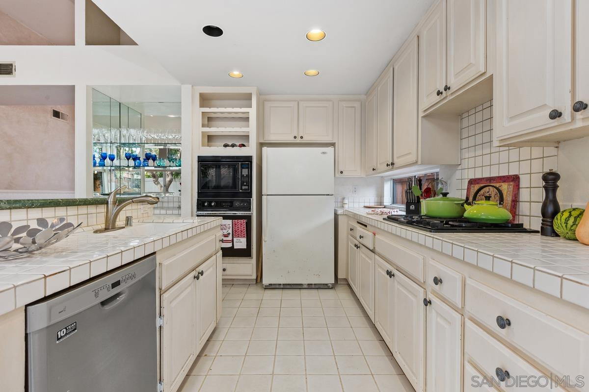 Detail Gallery Image 10 of 33 For 1672  Olympus Loop Dr, Vista,  CA 92081 - 3 Beds | 2 Baths