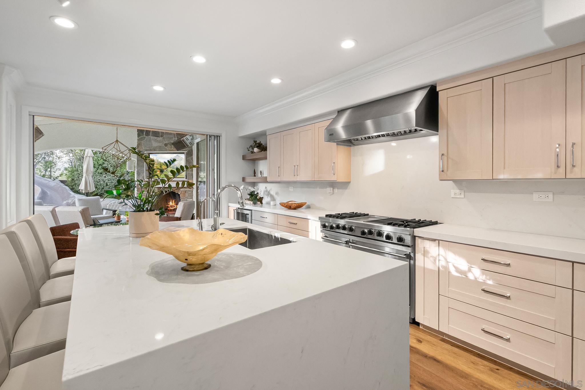 Detail Gallery Image 11 of 73 For 13092  Harwick Lane, San Diego,  CA 92130 - 6 Beds | 5 Baths