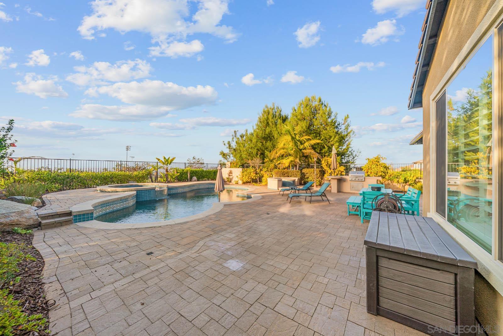 Detail Gallery Image 5 of 50 For 542  Adobe Estates Dr, Vista,  CA 92083 - 4 Beds | 2/1 Baths