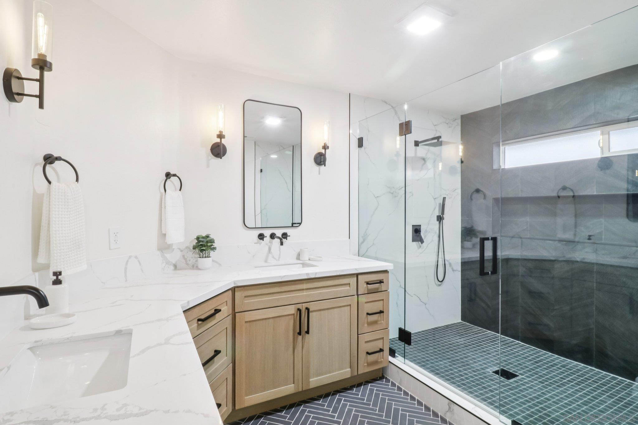 Detail Gallery Image 13 of 35 For 1047  Sangamon, Spring Valley,  CA 91977 - 6 Beds | 4/1 Baths