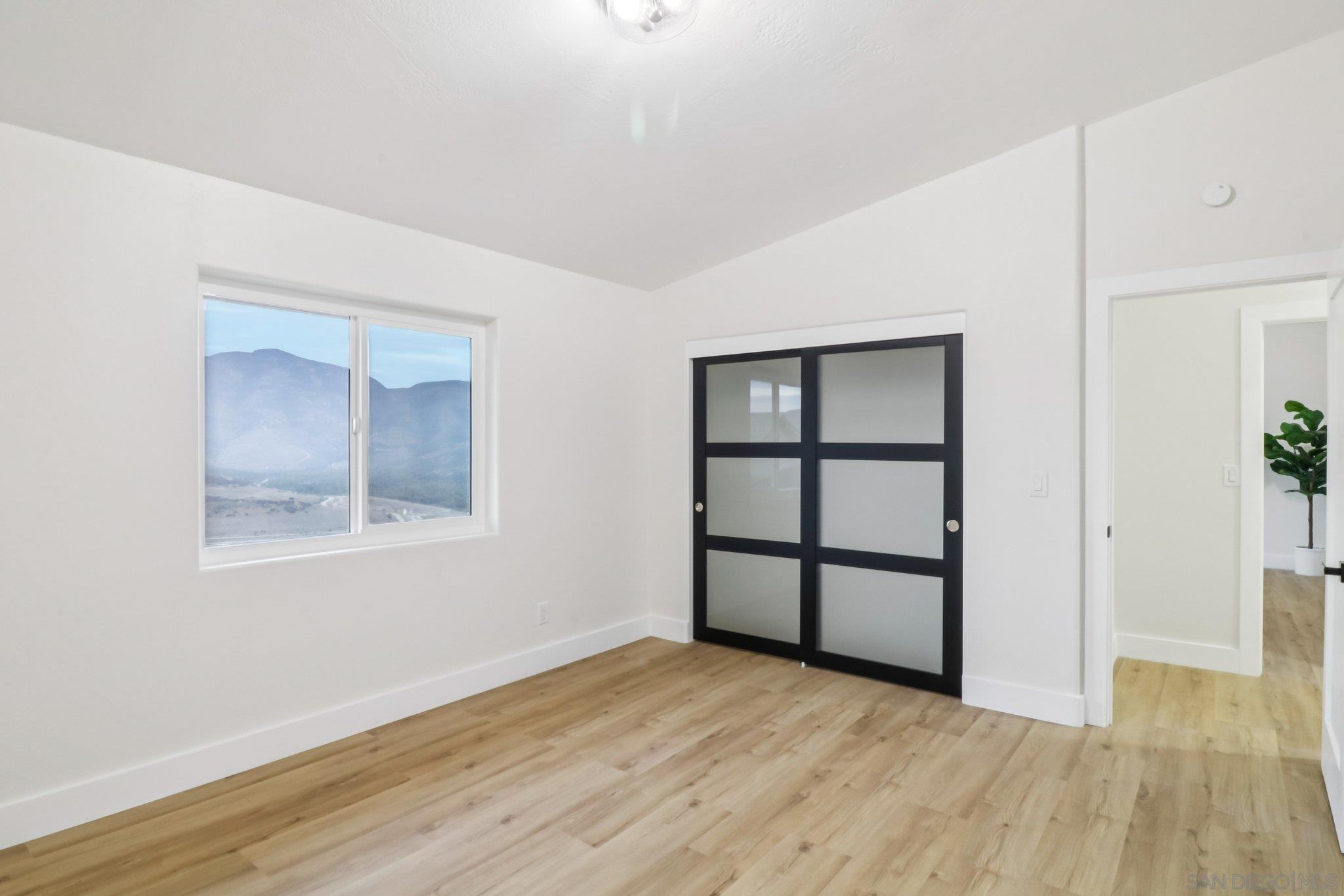 Detail Gallery Image 17 of 35 For 1047  Sangamon, Spring Valley,  CA 91977 - 6 Beds | 4/1 Baths