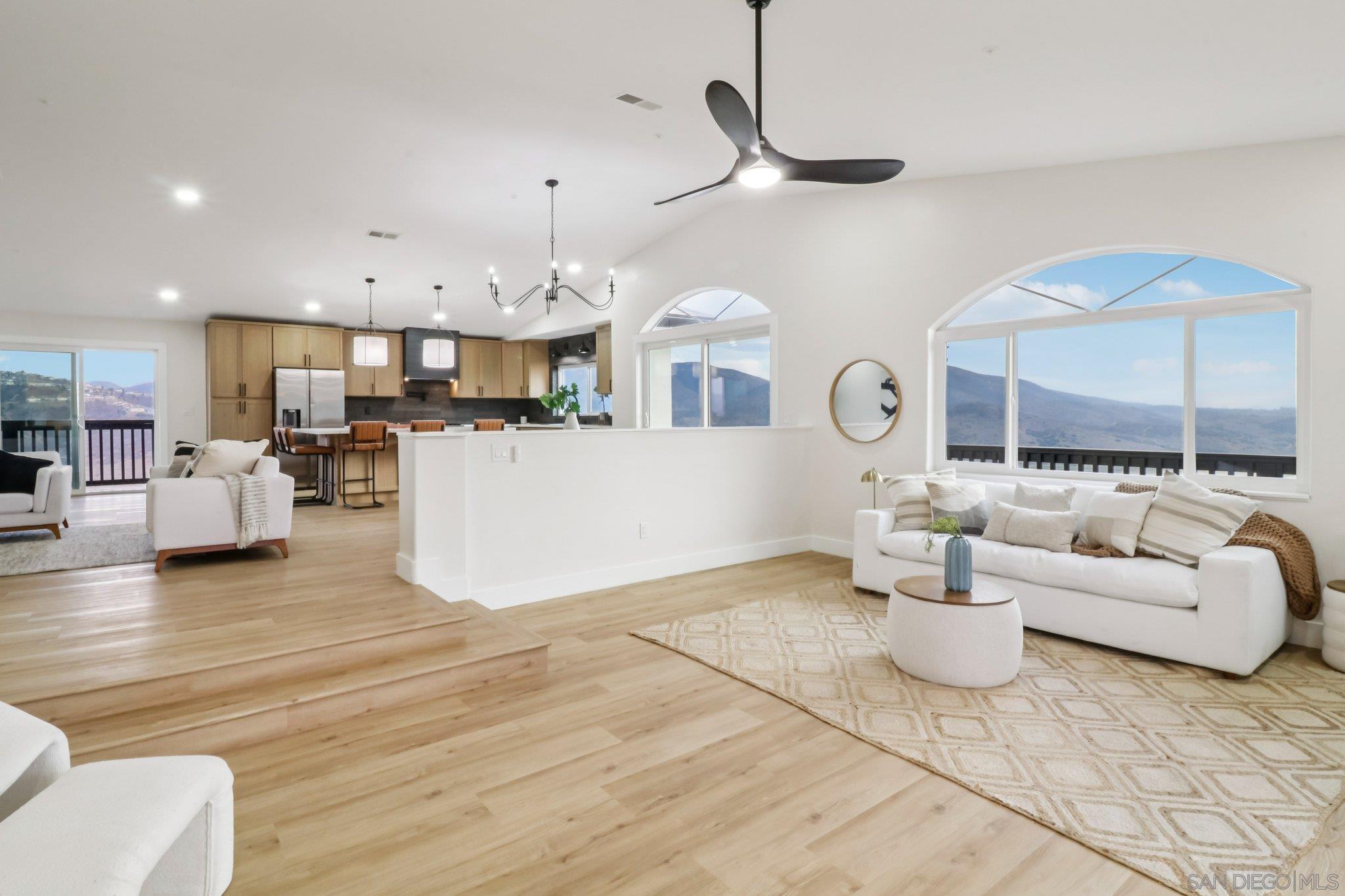 Detail Gallery Image 4 of 35 For 1047  Sangamon, Spring Valley,  CA 91977 - 6 Beds | 4/1 Baths