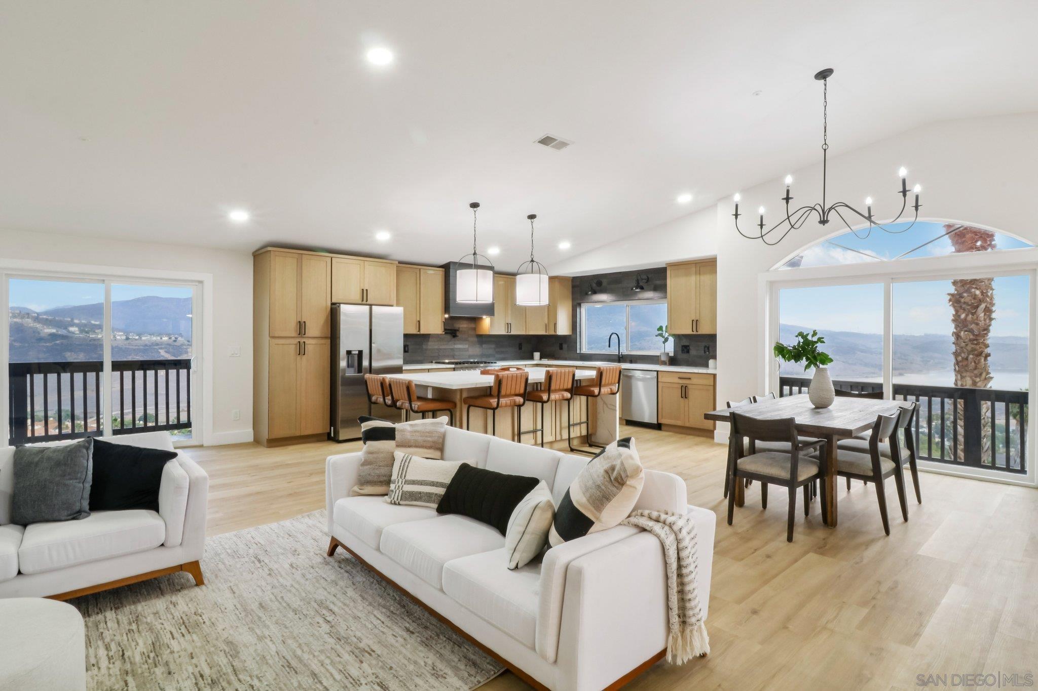 Detail Gallery Image 6 of 35 For 1047  Sangamon, Spring Valley,  CA 91977 - 6 Beds | 4/1 Baths