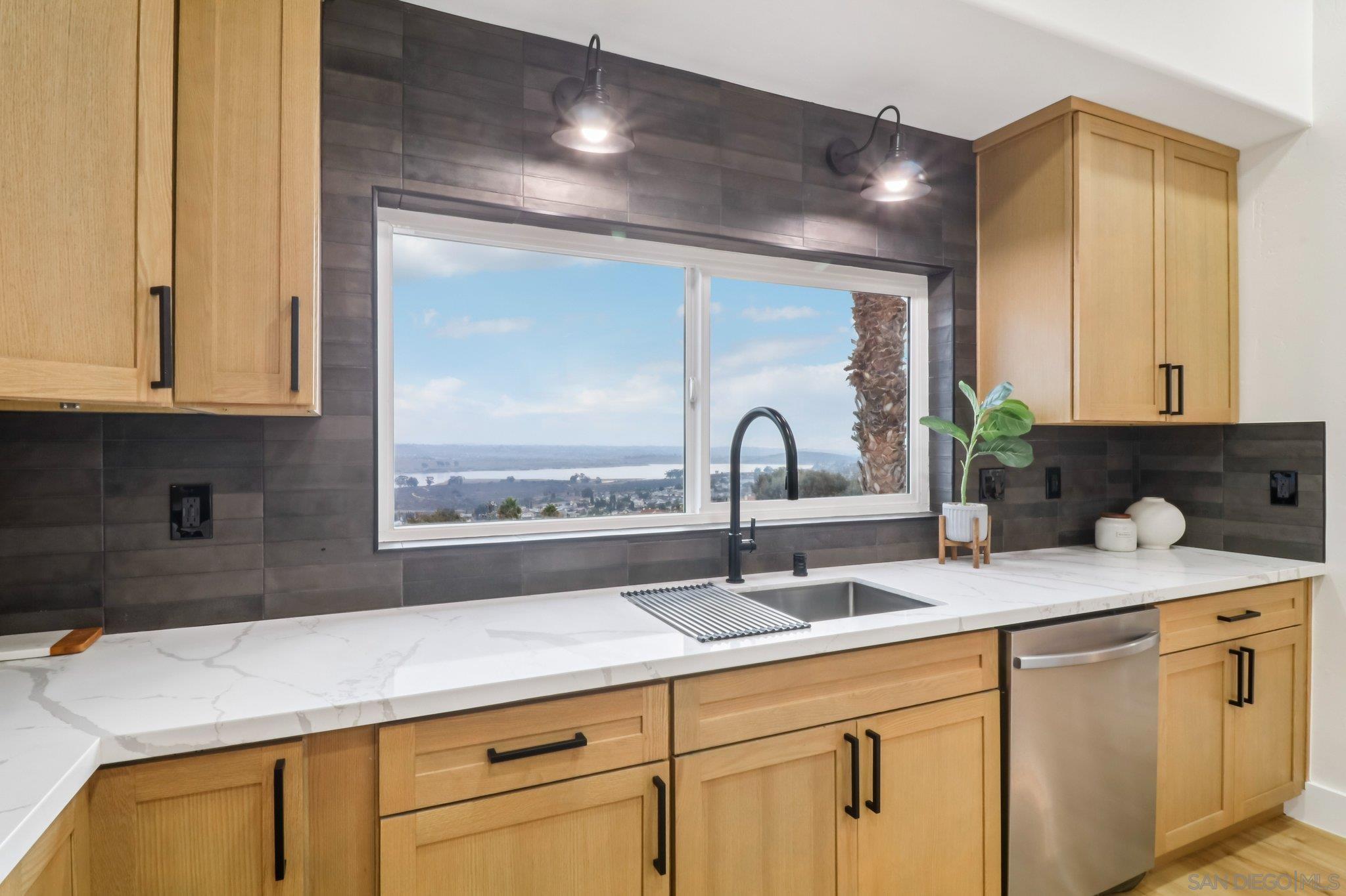 Detail Gallery Image 10 of 35 For 1047  Sangamon, Spring Valley,  CA 91977 - 6 Beds | 4/1 Baths