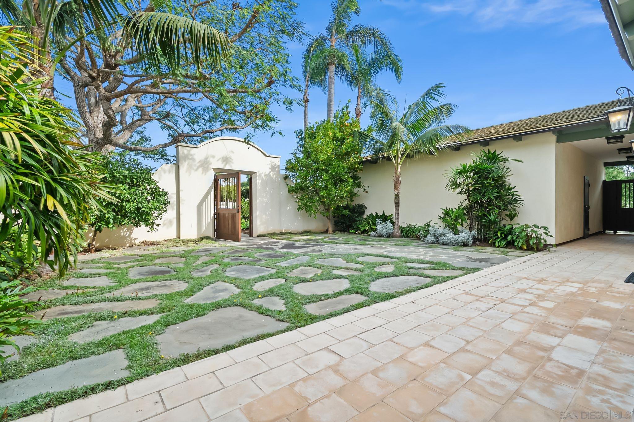 Detail Gallery Image 7 of 43 For 5930  Rutgers Rd, La Jolla,  CA 92037 - 6 Beds | 6/2 Baths