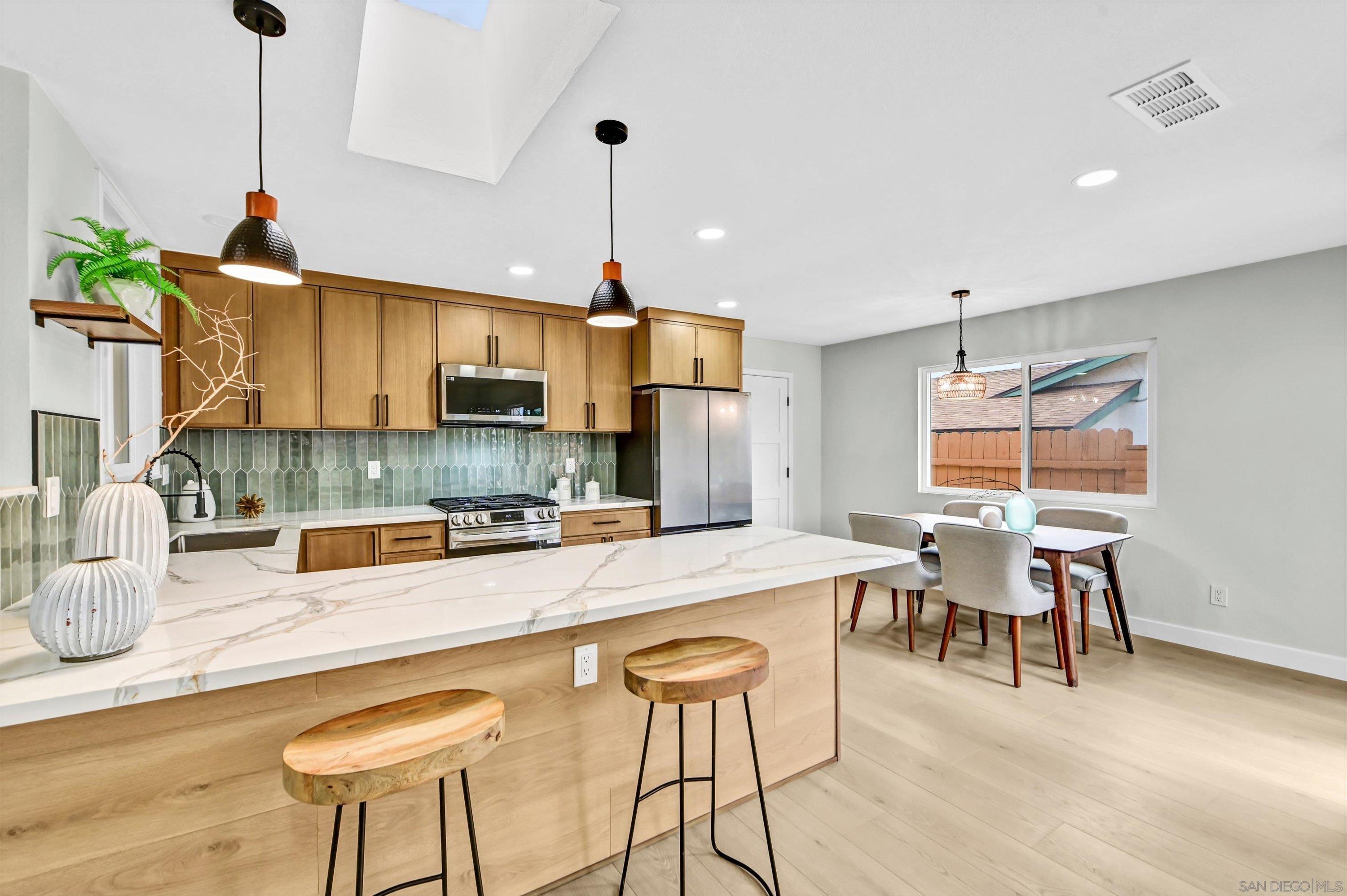 Detail Gallery Image 10 of 29 For 3904  Sherbourne Dr, Oceanside,  CA 92056 - 4 Beds | 2 Baths