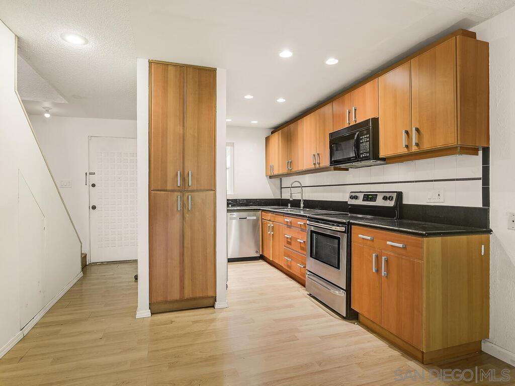 Detail Gallery Image 9 of 37 For 150  E St  #A1,  Chula Vista,  CA 91910 - 4 Beds | 1/1 Baths