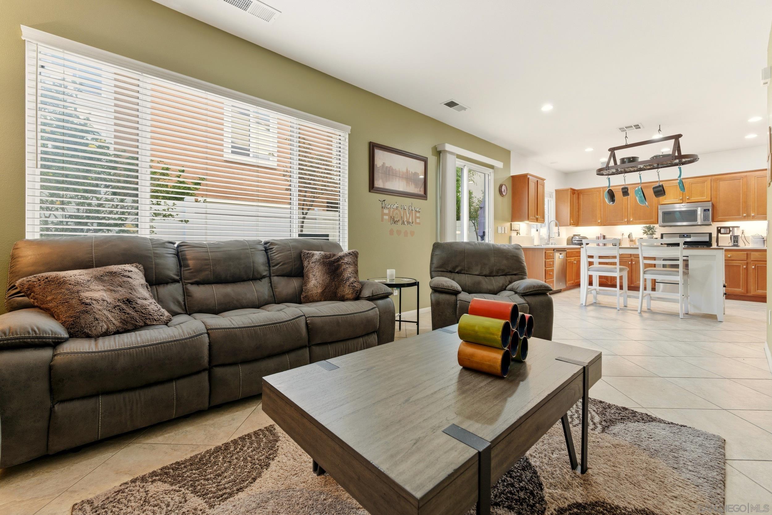 Detail Gallery Image 12 of 51 For 465  Ashbourne Gln, Escondido,  CA 92027 - 4 Beds | 2/1 Baths