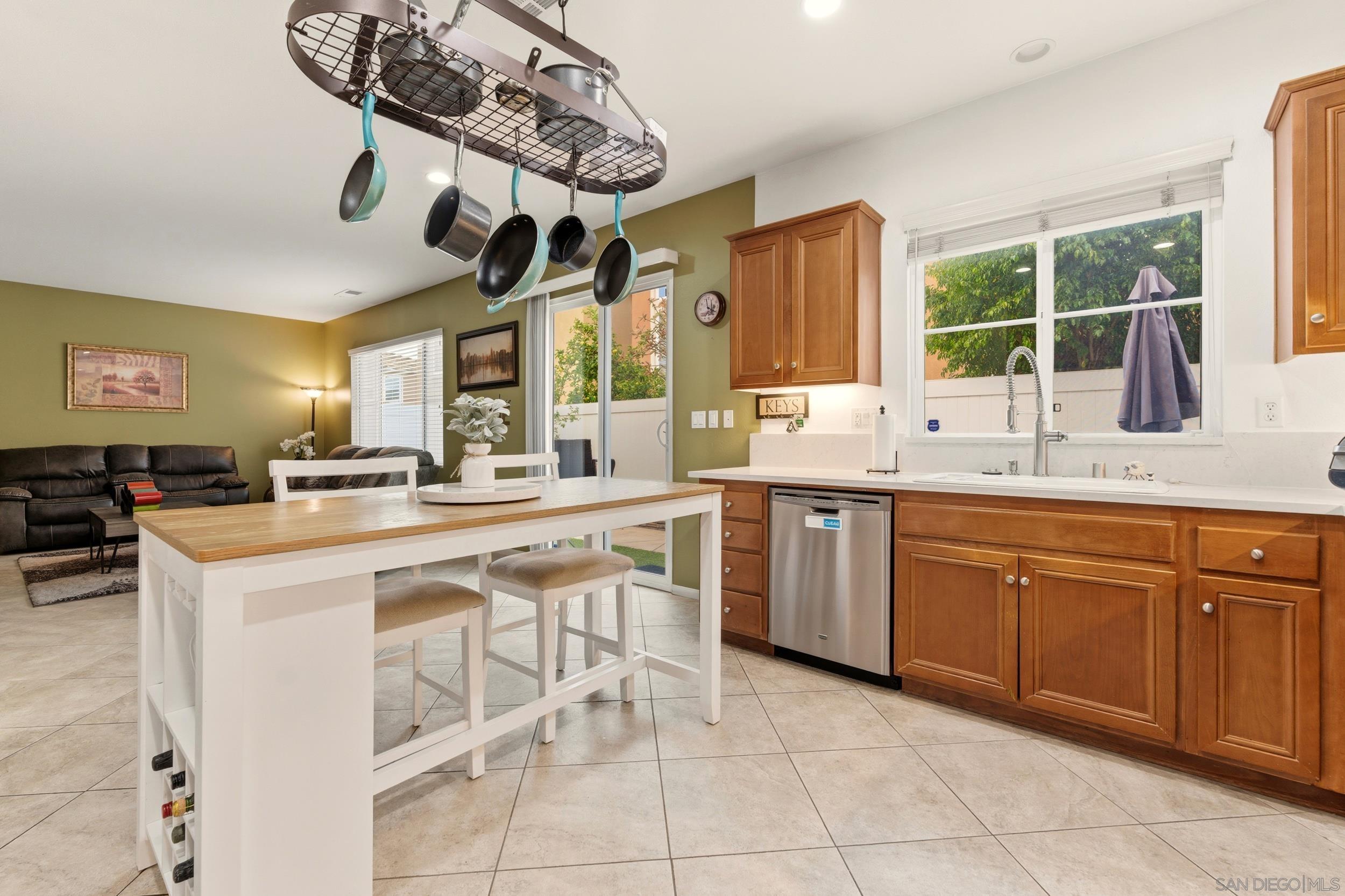 Detail Gallery Image 3 of 51 For 465  Ashbourne Gln, Escondido,  CA 92027 - 4 Beds | 2/1 Baths