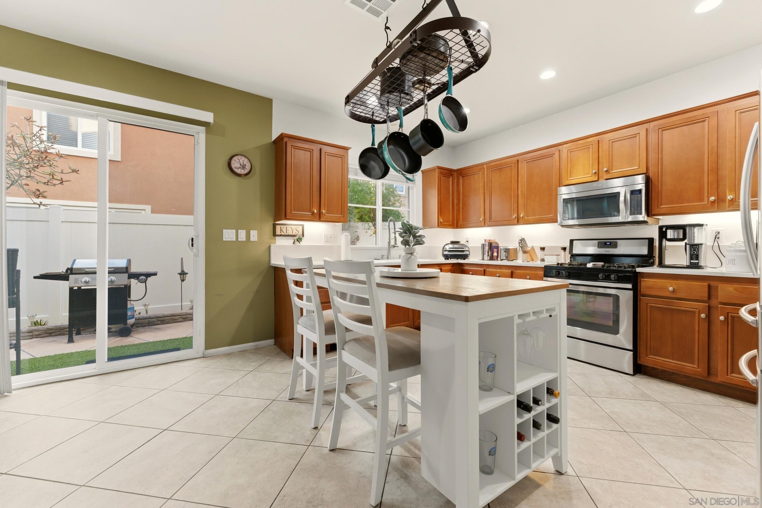 Detail Gallery Image 4 of 51 For 465  Ashbourne Gln, Escondido,  CA 92027 - 4 Beds | 2/1 Baths