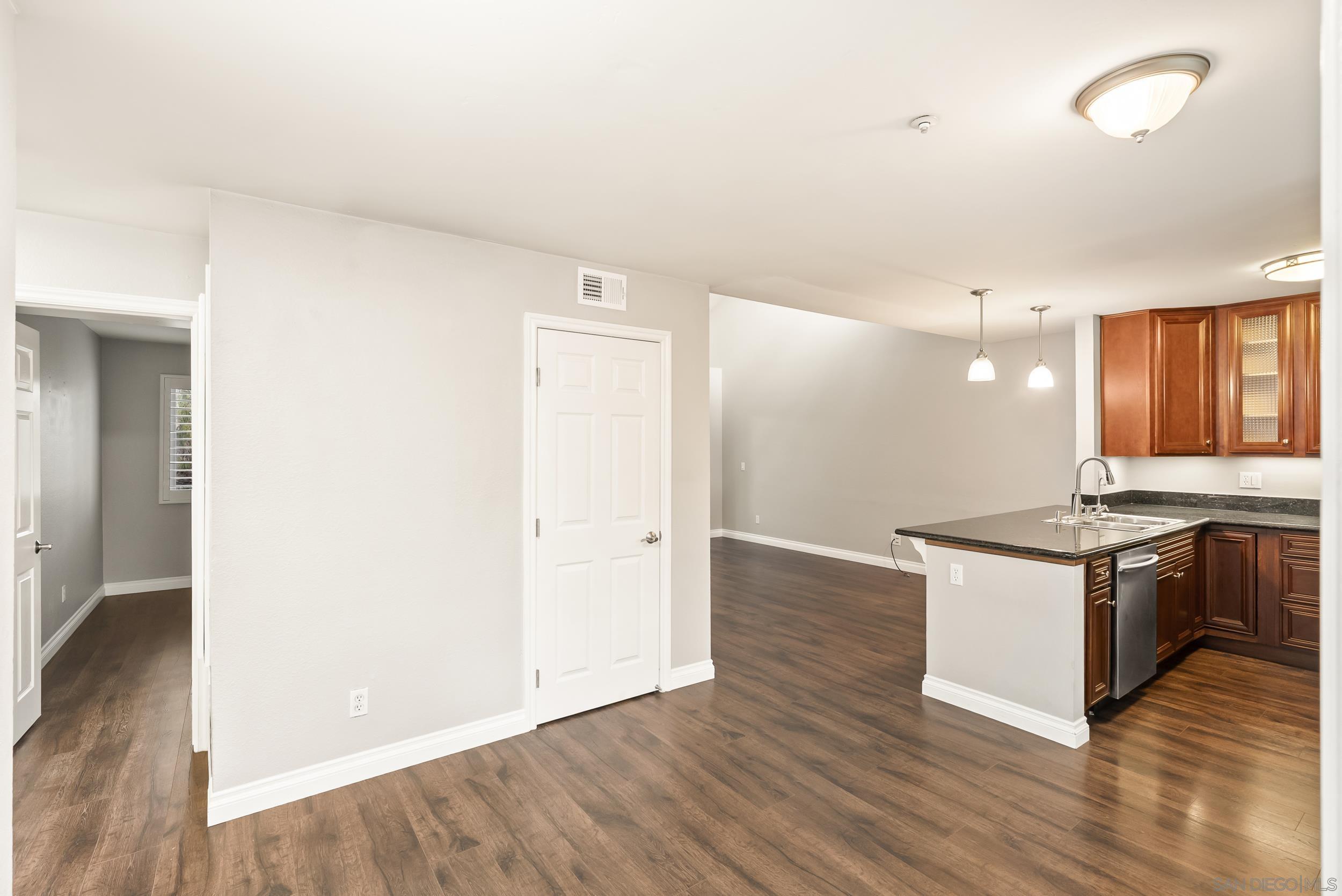 Detail Gallery Image 4 of 40 For 5525  Shasta Lane  #308,  La Mesa,  CA 91942 - 2 Beds | 2 Baths