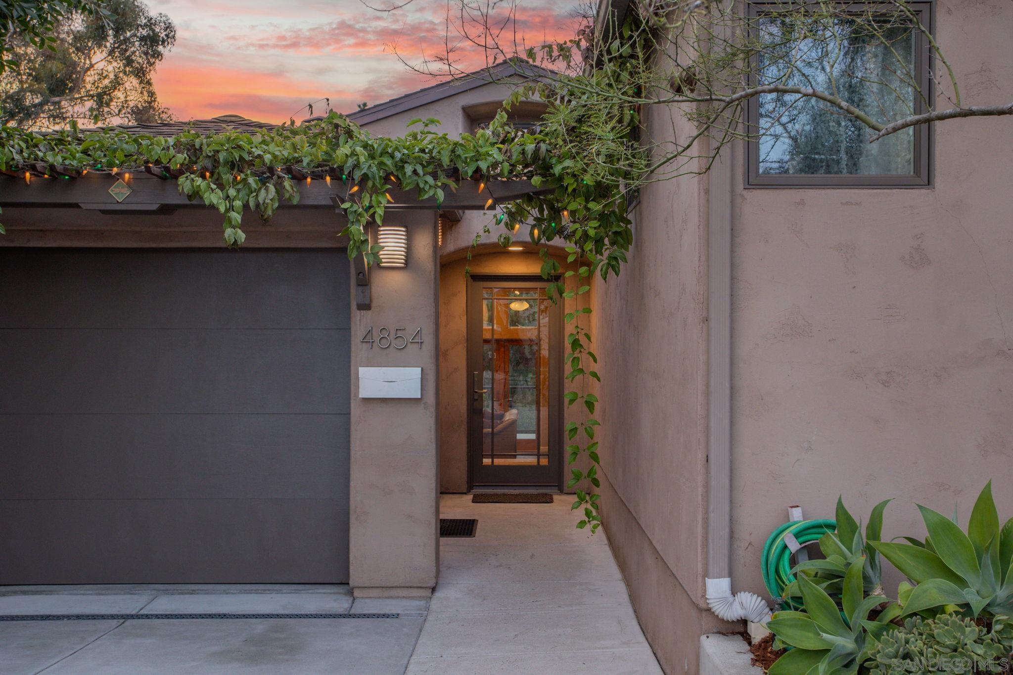 Detail Gallery Image 3 of 49 For 4854  39th St, San Diego,  CA 92116 - 3 Beds | 3 Baths