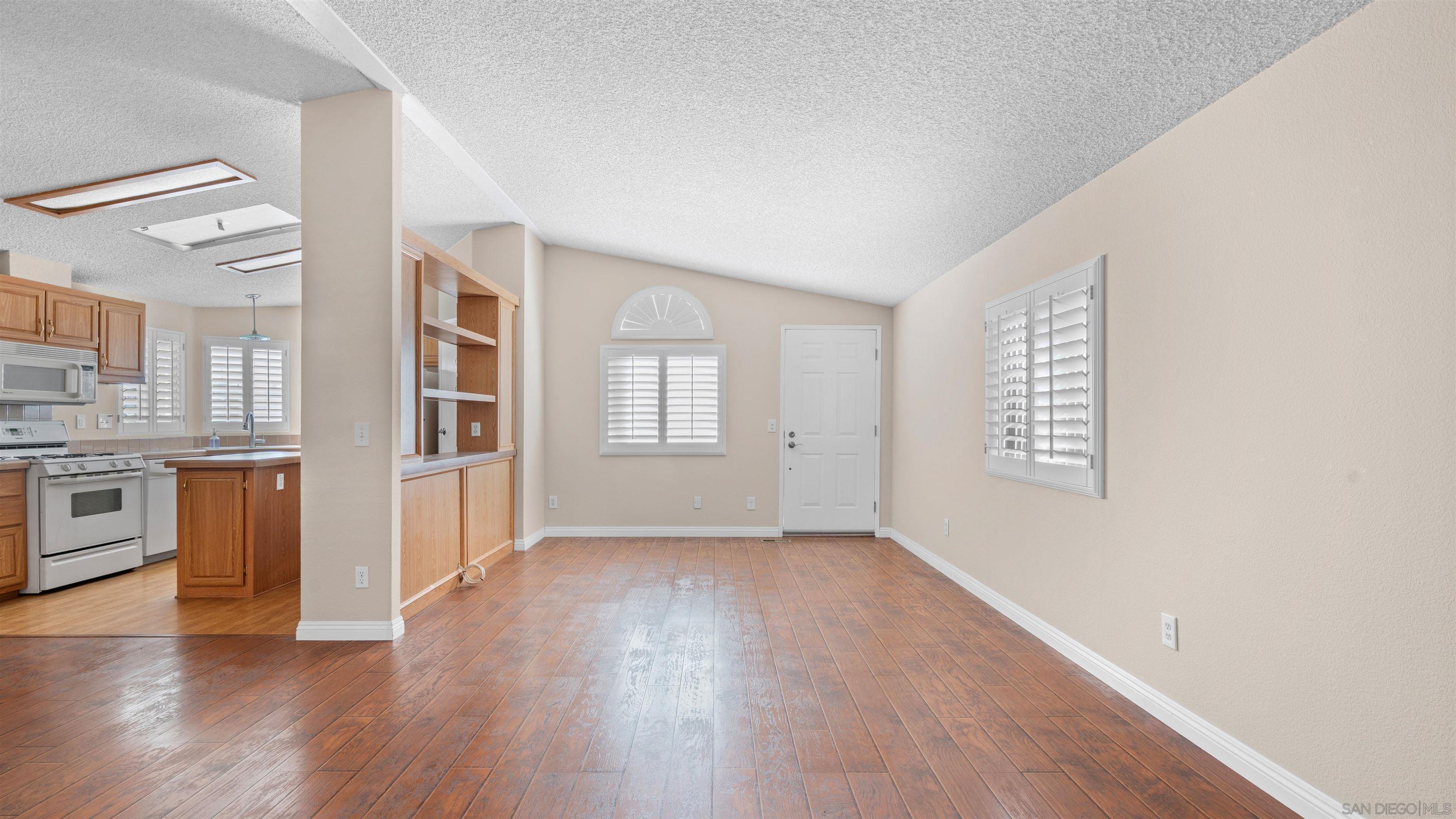 Detail Gallery Image 2 of 35 For 6460  Convoy Court  133, San Diego,  CA 92117 - 2 Beds | 2 Baths