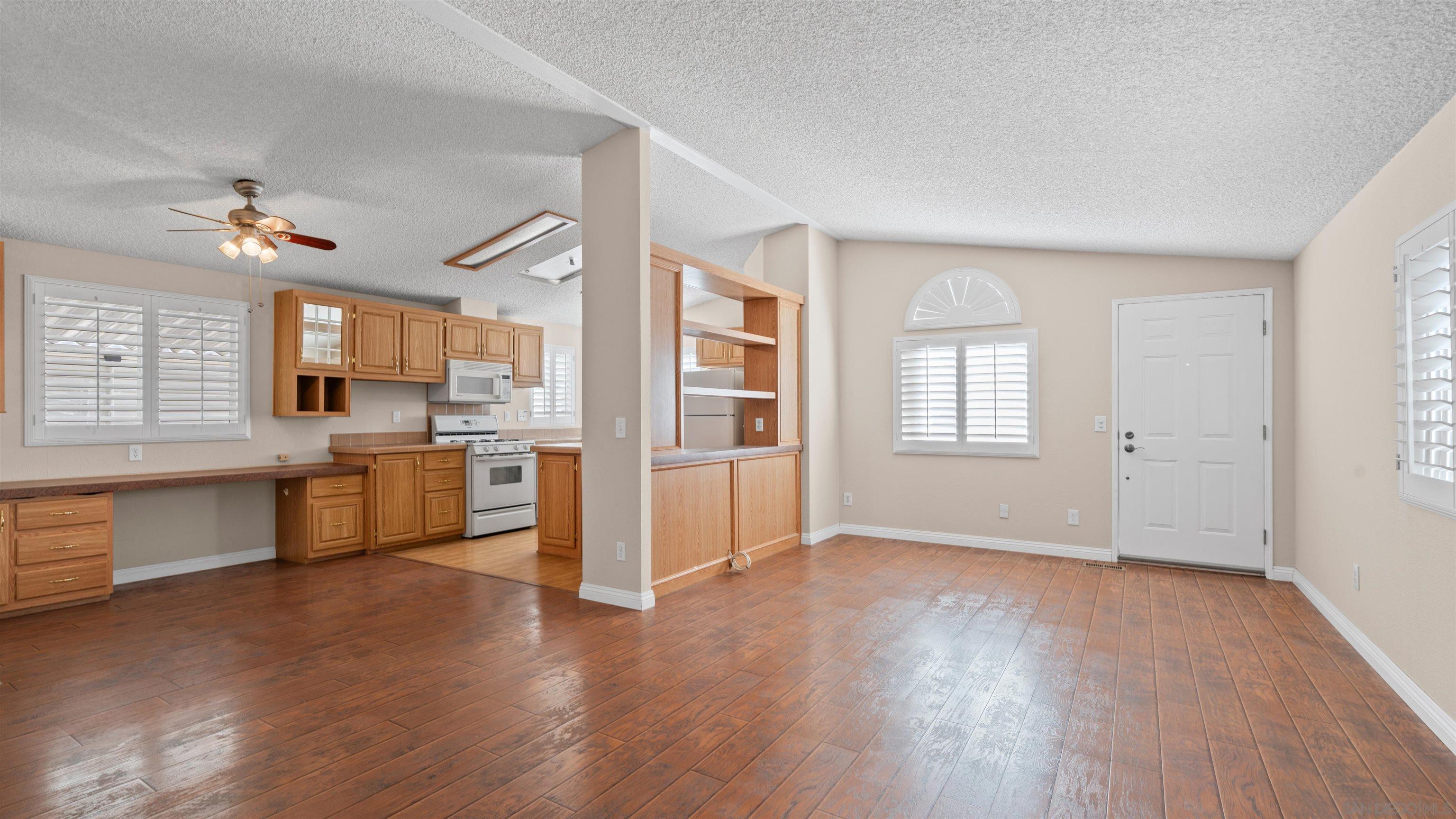 Detail Gallery Image 3 of 35 For 6460  Convoy Court  133, San Diego,  CA 92117 - 2 Beds | 2 Baths