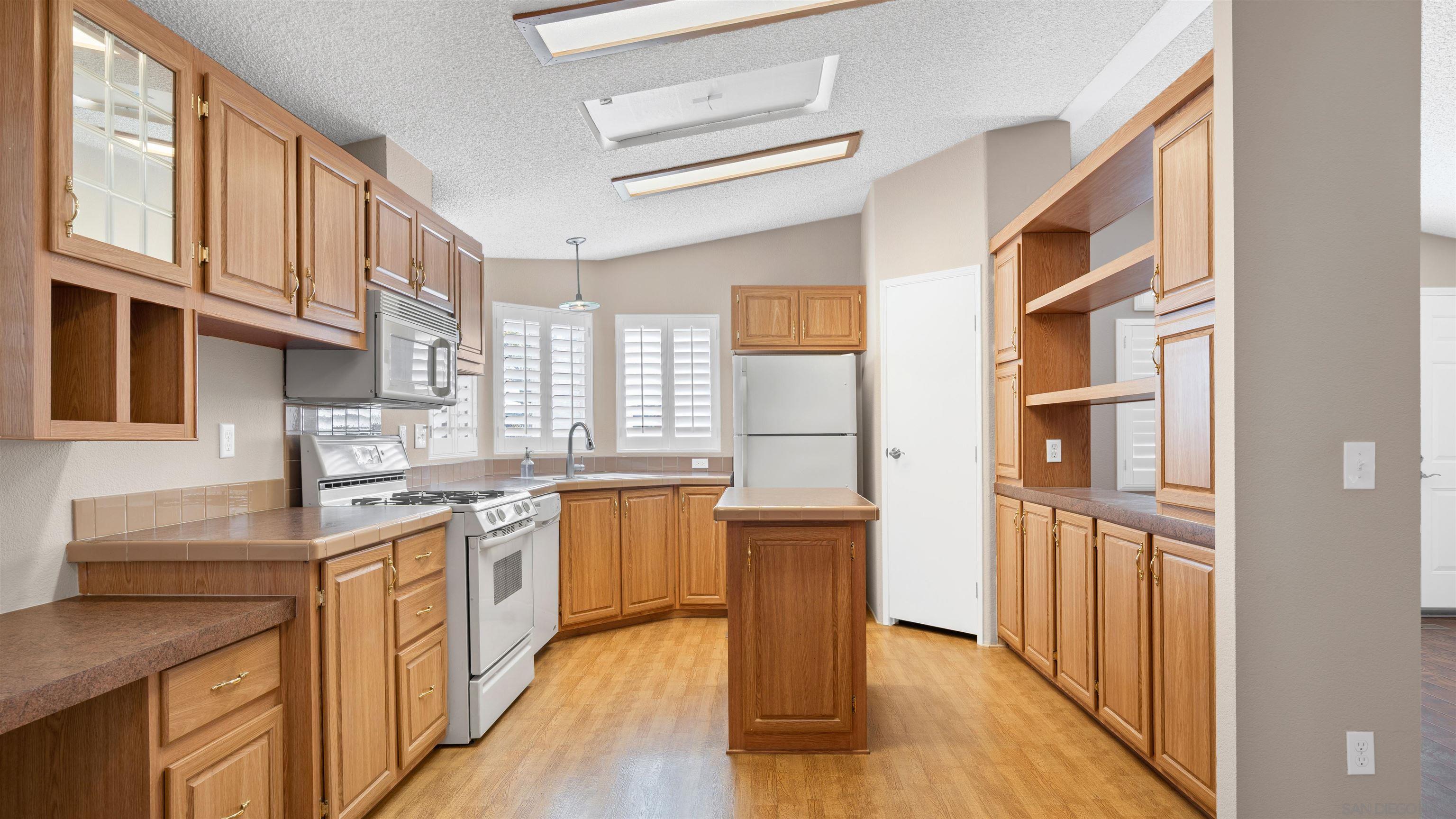 Detail Gallery Image 8 of 35 For 6460  Convoy Court  133, San Diego,  CA 92117 - 2 Beds | 2 Baths