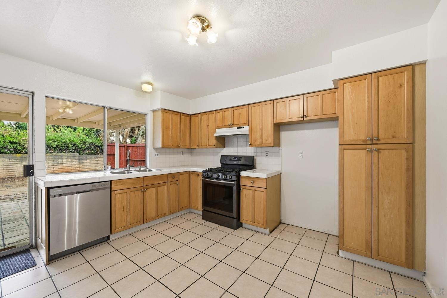 Detail Gallery Image 6 of 19 For 7969  Landon Pl, San Diego,  CA 92126 - 4 Beds | 2 Baths