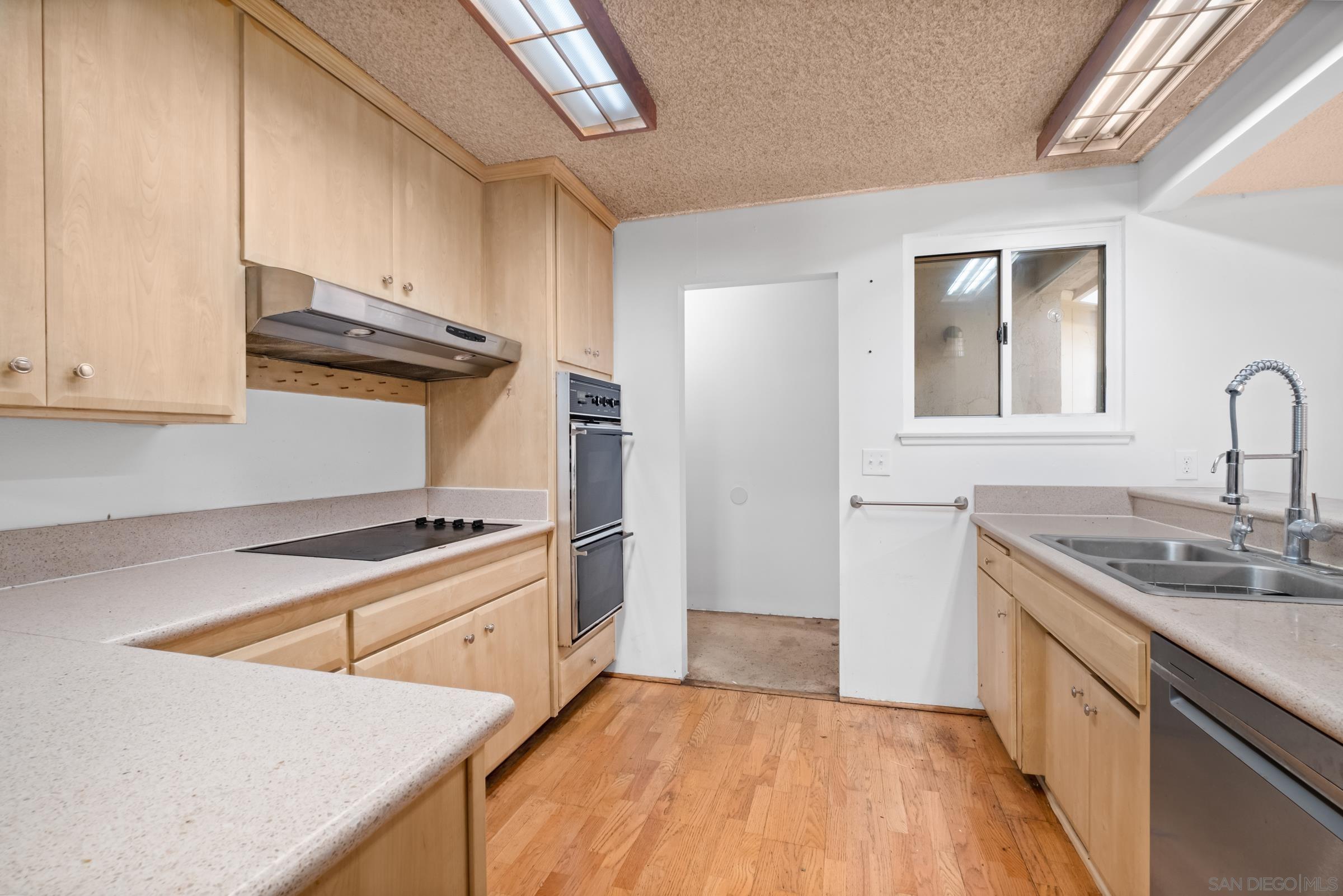 Detail Gallery Image 3 of 37 For 1540  Corsica Street, San Diego,  CA 92111 - 3 Beds | 2 Baths