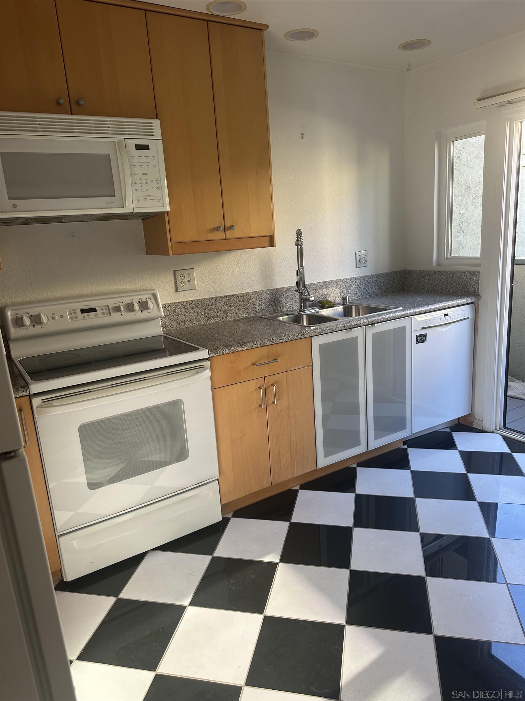 Detail Gallery Image 21 of 23 For 3312  Caminito Eastbluff  128, La Jolla,  CA 92037 - 3 Beds | 2/1 Baths