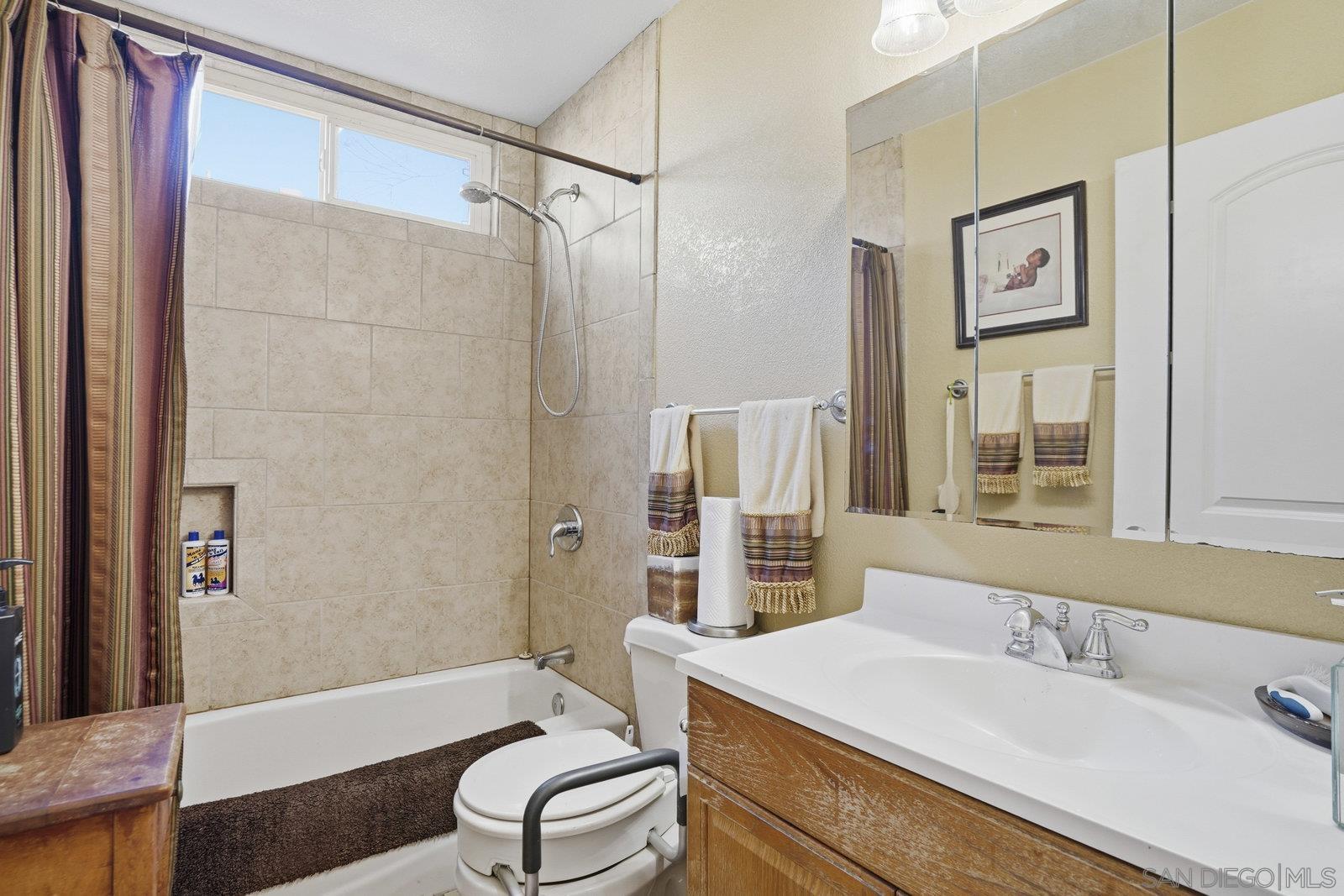 Detail Gallery Image 13 of 33 For 224  Tarango Place, Spring Valley,  CA 91977 - 4 Beds | 3 Baths