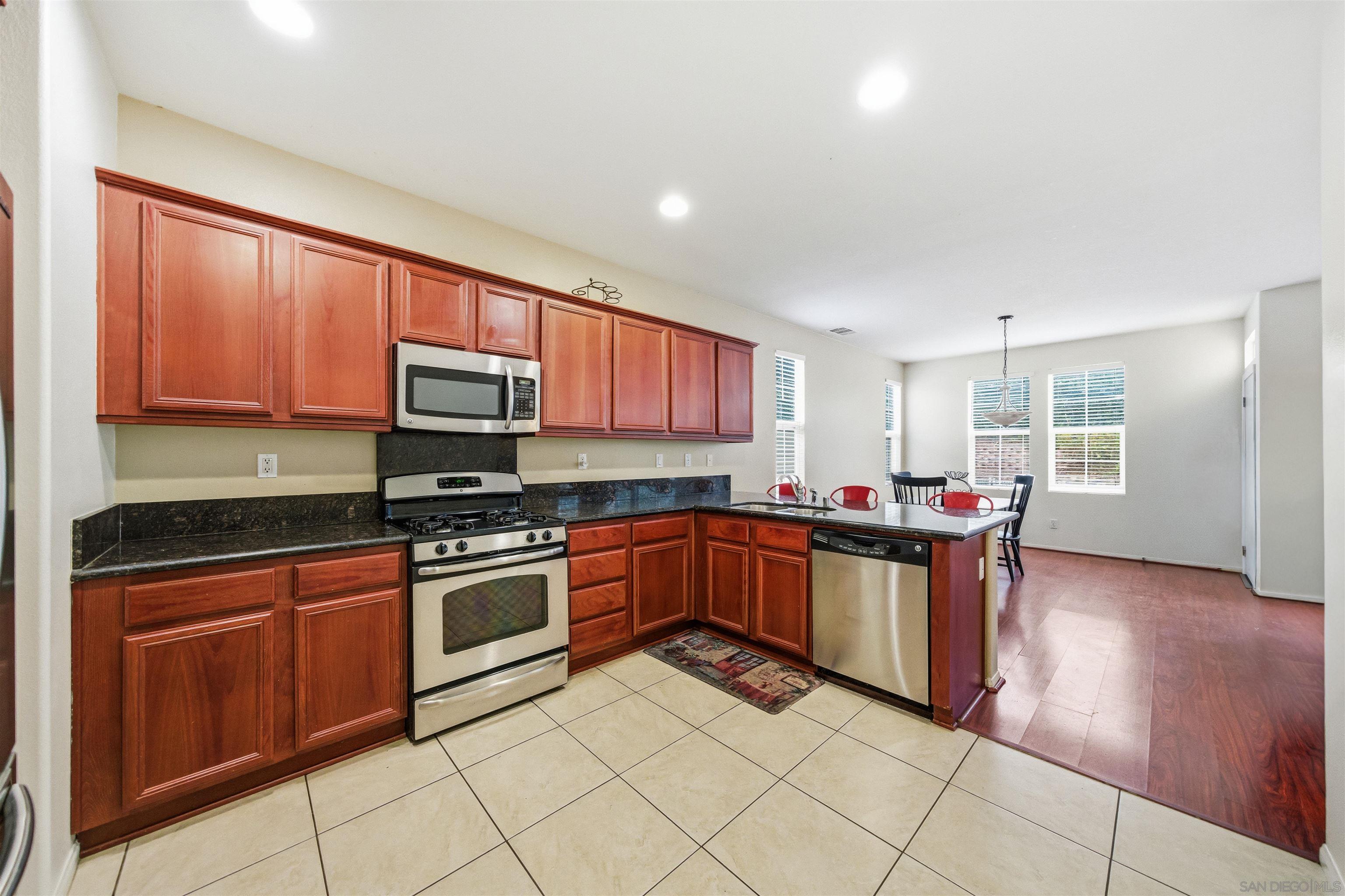 Detail Gallery Image 4 of 23 For 31889  Red Pine Way, Temecula,  CA 92592 - 3 Beds | 2/1 Baths