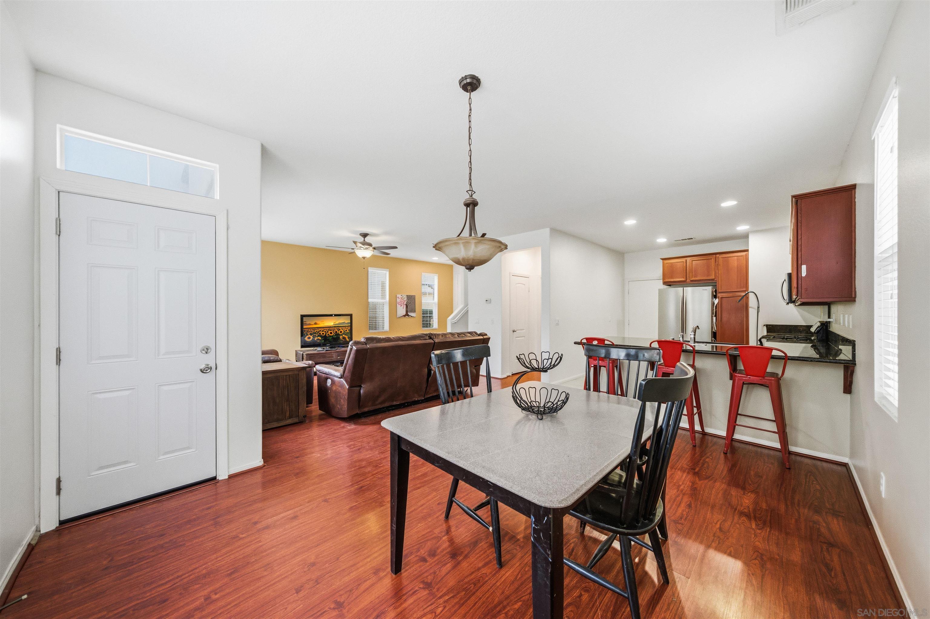 Detail Gallery Image 5 of 23 For 31889  Red Pine Way, Temecula,  CA 92592 - 3 Beds | 2/1 Baths