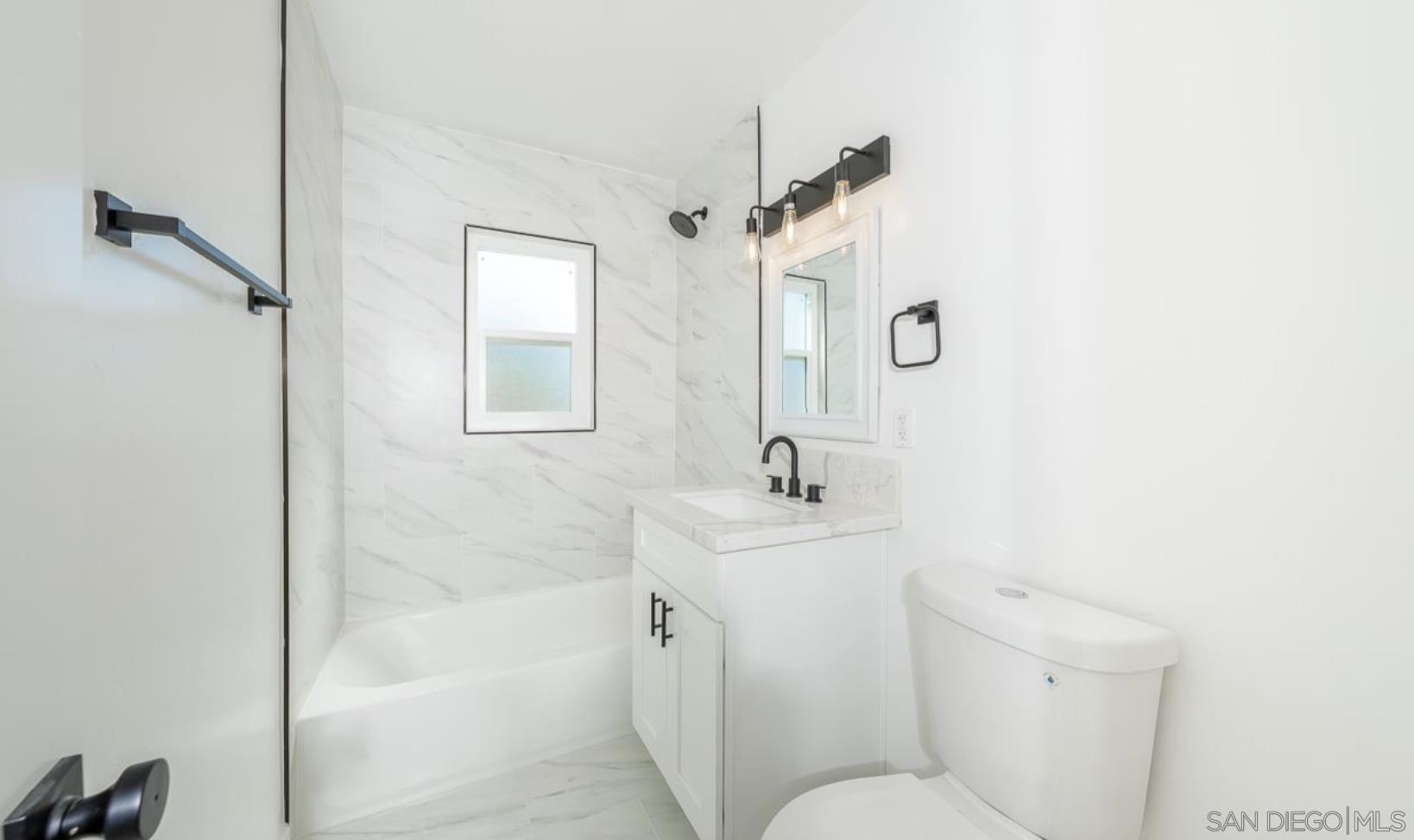 Detail Gallery Image 8 of 28 For 2472  Calle Tortuosa, San Diego,  CA 92139 - 3 Beds | 2 Baths