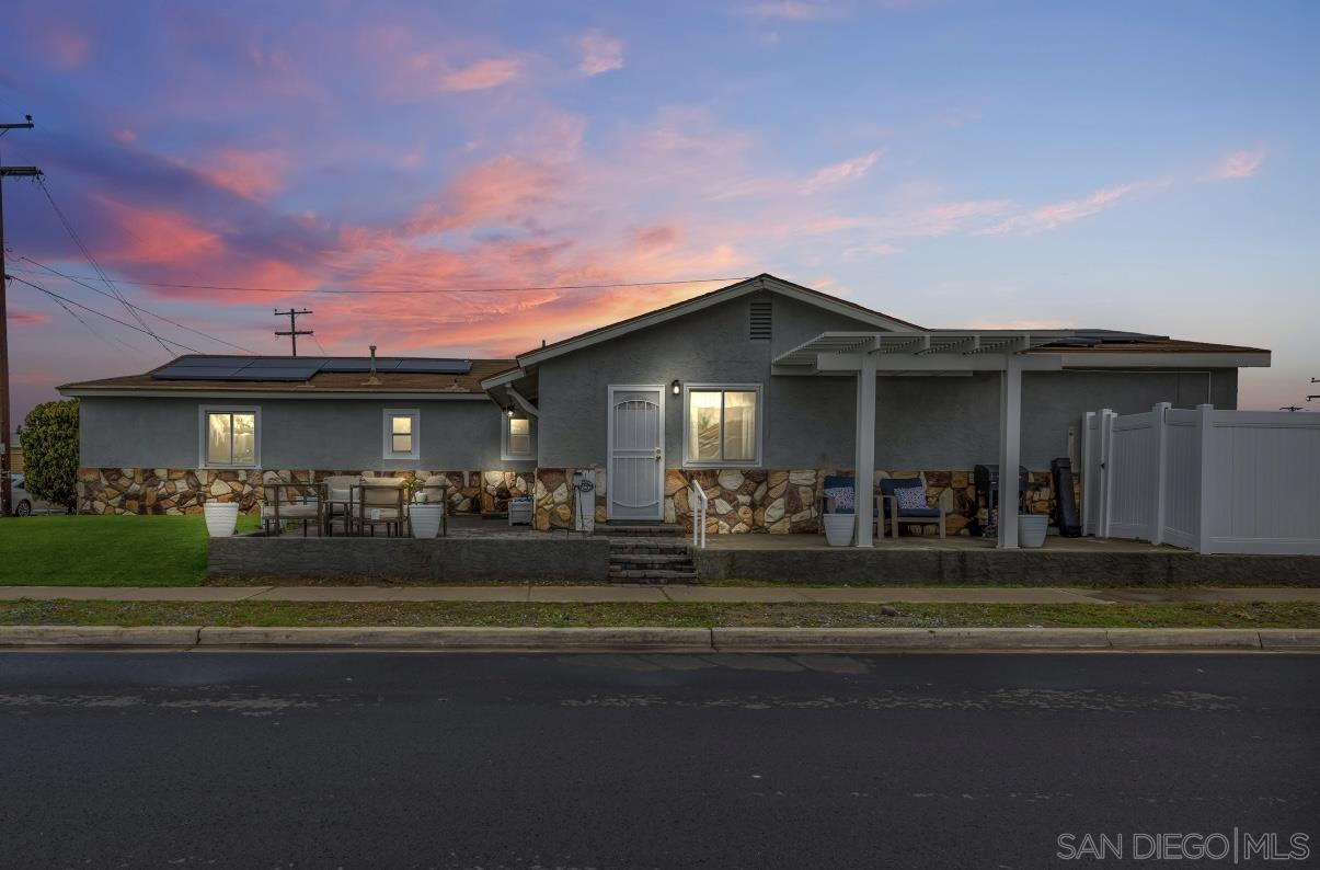 Detail Gallery Image 1 of 17 For 2801  Whitney Street, San Diego,  CA 92111 - 3 Beds | 2 Baths