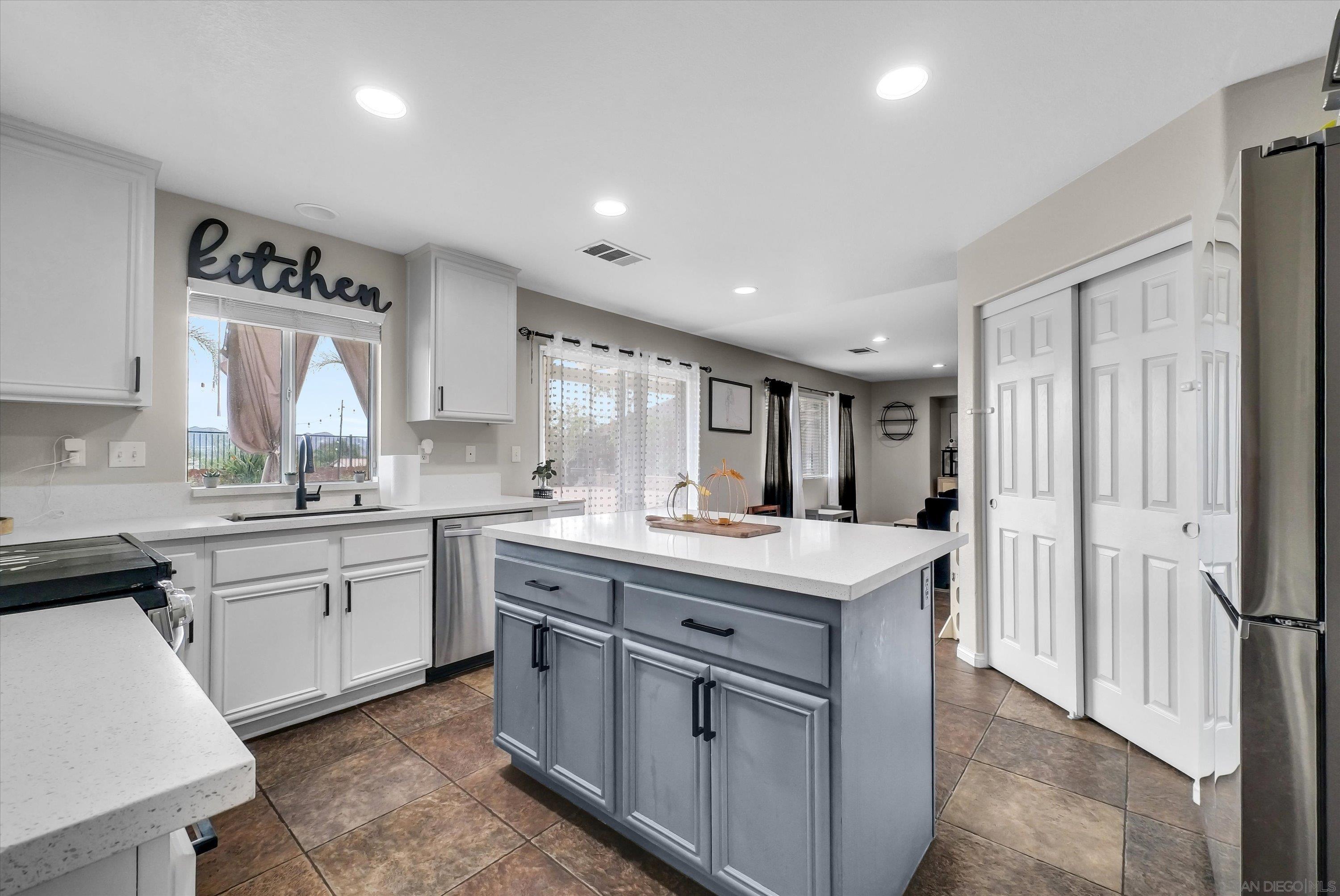 Detail Gallery Image 19 of 32 For 23713  Black Canyon Dr, Sun City,  CA 92587 - 3 Beds | 2/1 Baths