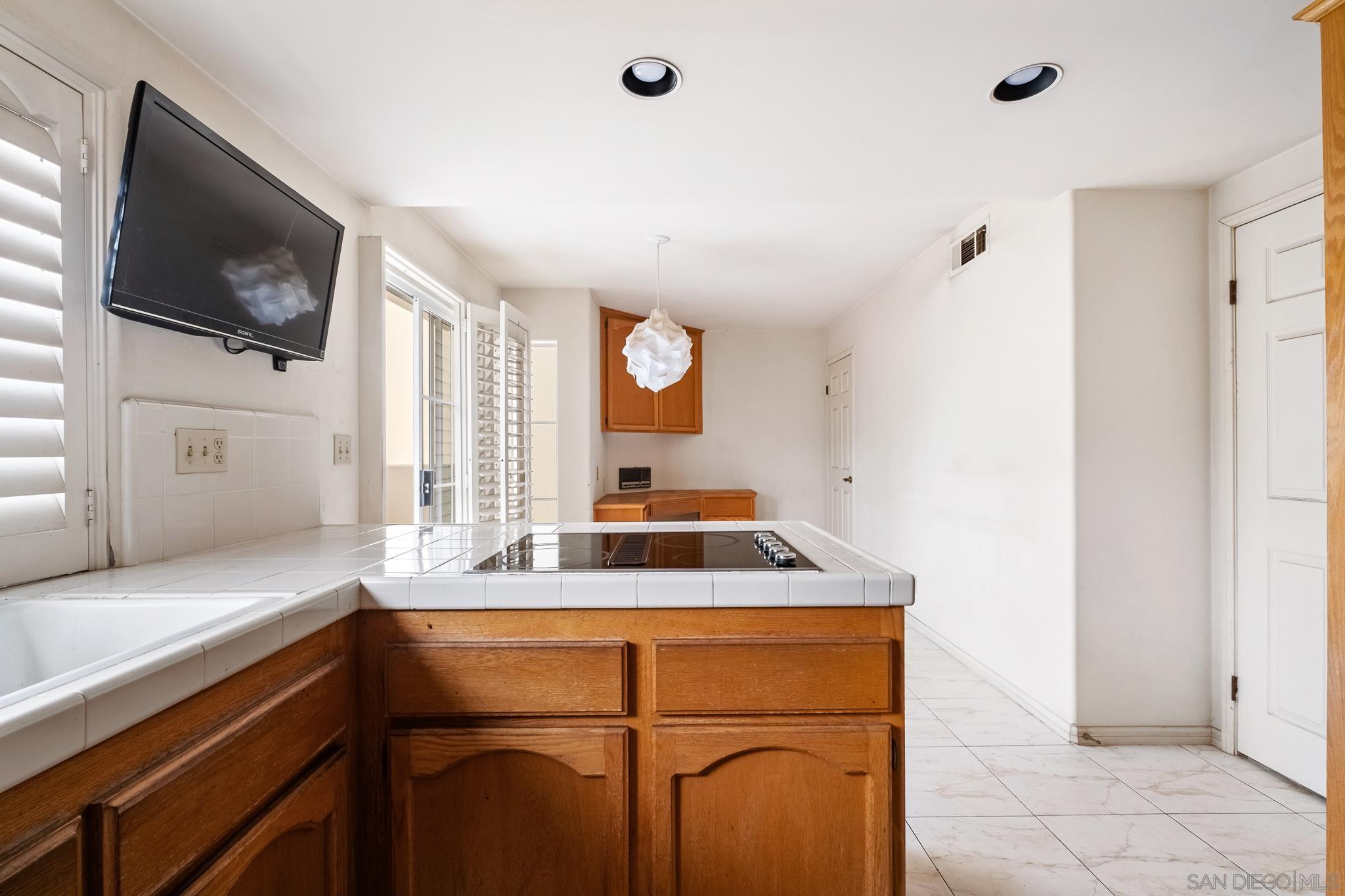 Detail Gallery Image 13 of 37 For 19302  Sawgrass Ln, Huntington Beach,  CA 92648 - 2 Beds | 2/1 Baths