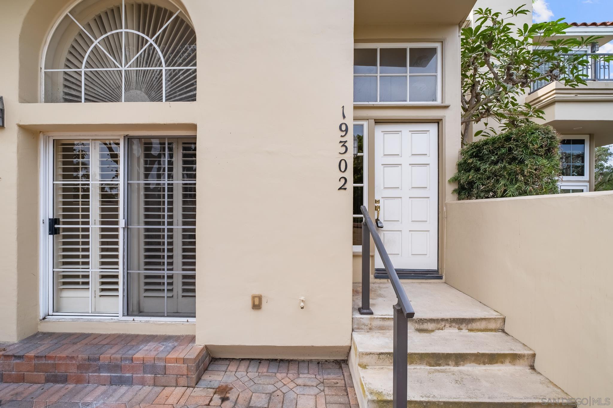 Detail Gallery Image 4 of 37 For 19302  Sawgrass Ln, Huntington Beach,  CA 92648 - 2 Beds | 2/1 Baths