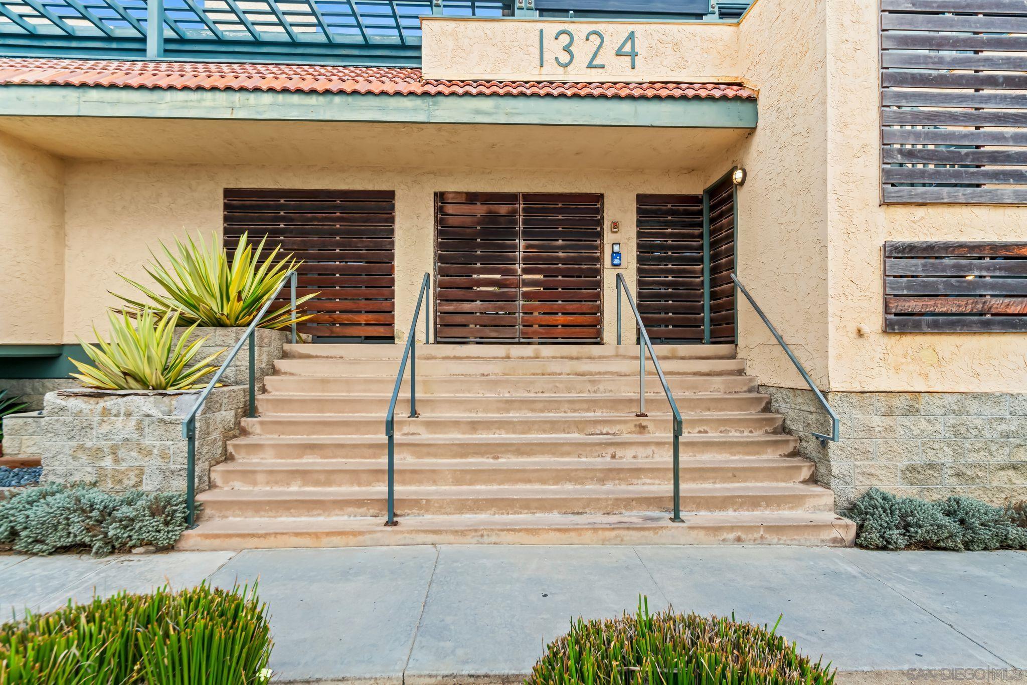 Detail Gallery Image 2 of 33 For 1324 S Pacific St  #4,  Oceanside,  CA 92054 - 2 Beds | 2 Baths