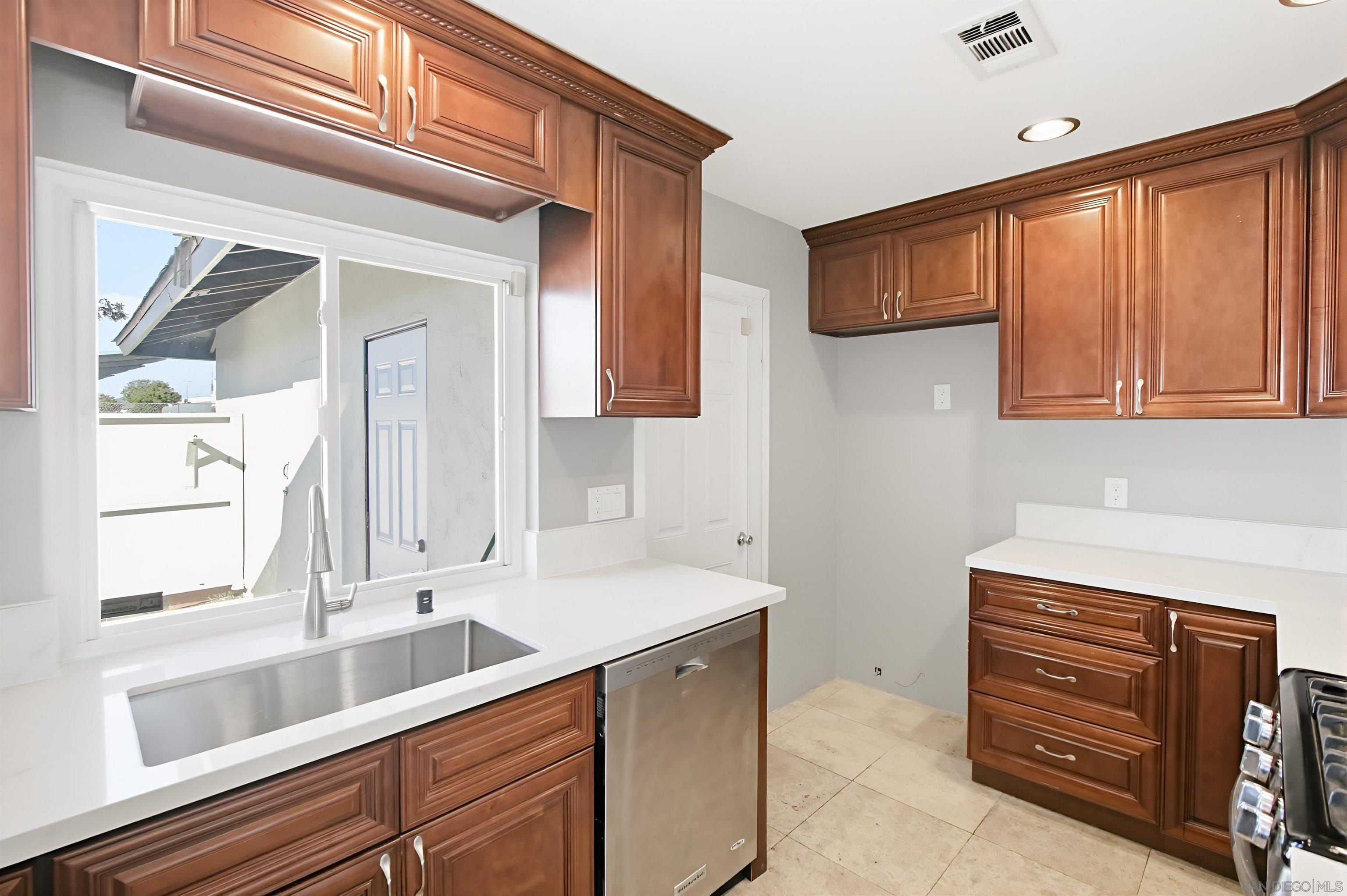 Detail Gallery Image 5 of 31 For 9235  Gold Coast Drive, San Diego,  CA 92126 - 4 Beds | 2 Baths