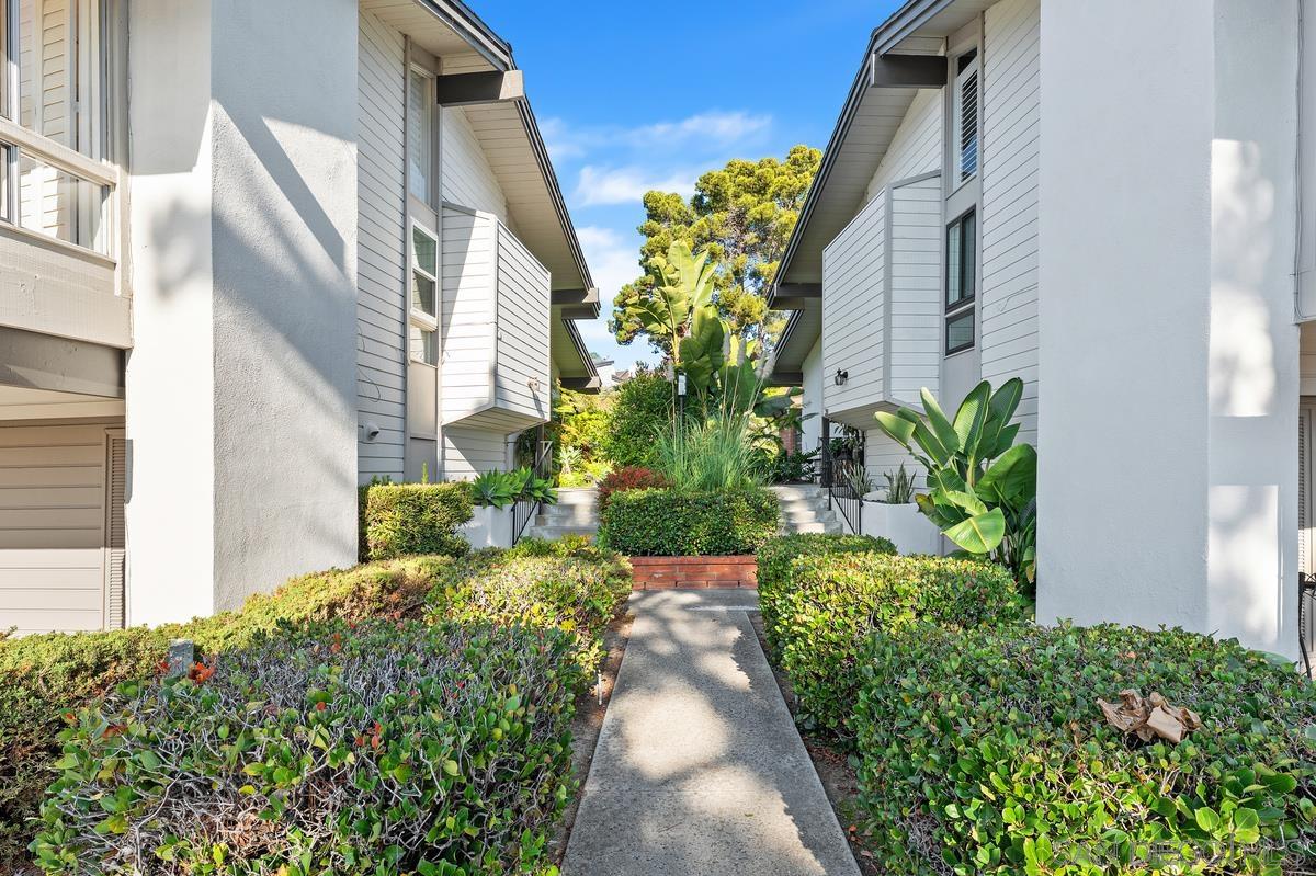 Detail Gallery Image 3 of 32 For 27  Greenview Drive, Carlsbad,  CA 92009 - 2 Beds | 2 Baths