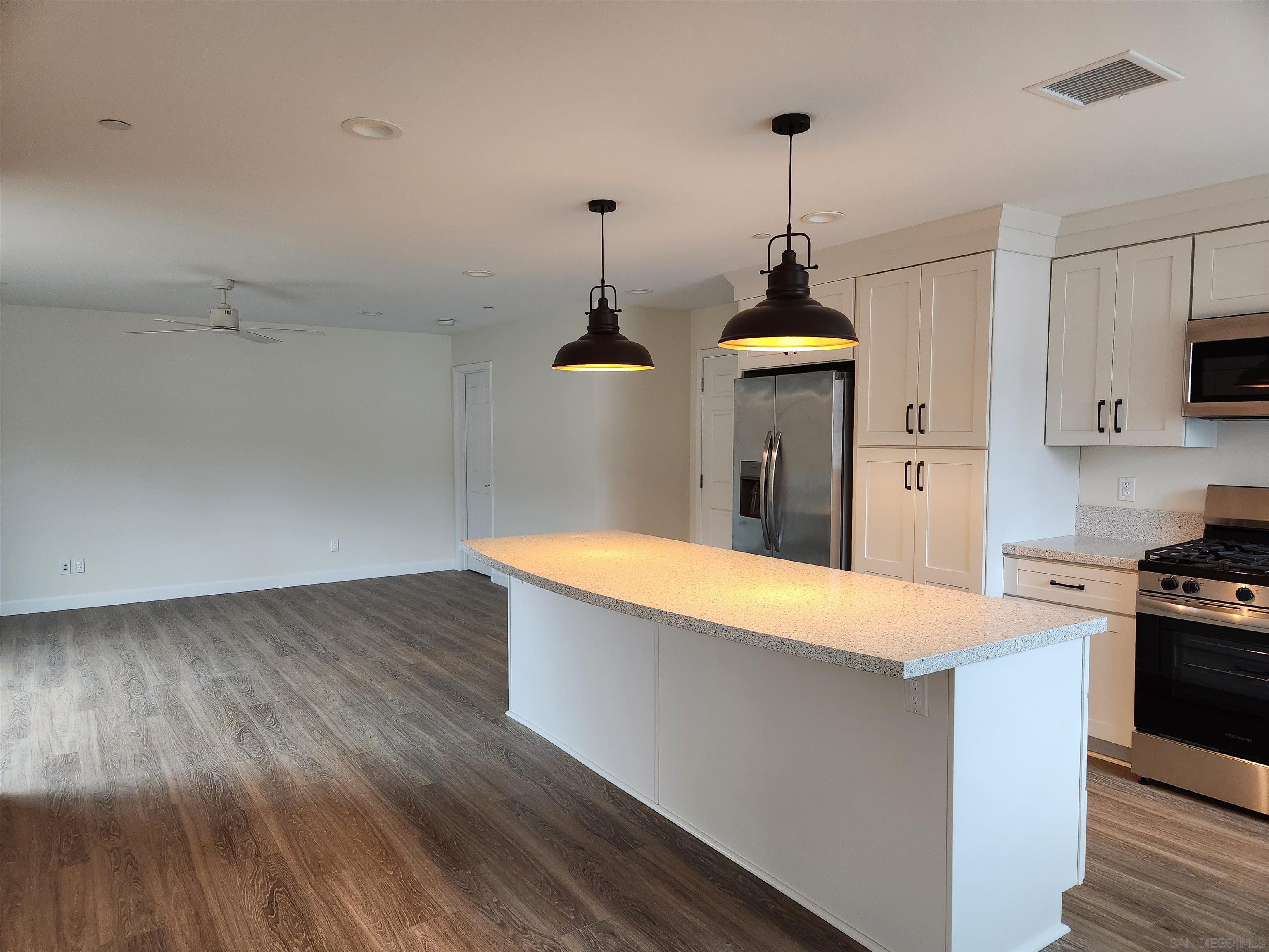 Detail Gallery Image 2 of 14 For 750 N Citrus Ave  1, Vista,  CA 92084 - 3 Beds | 2/1 Baths