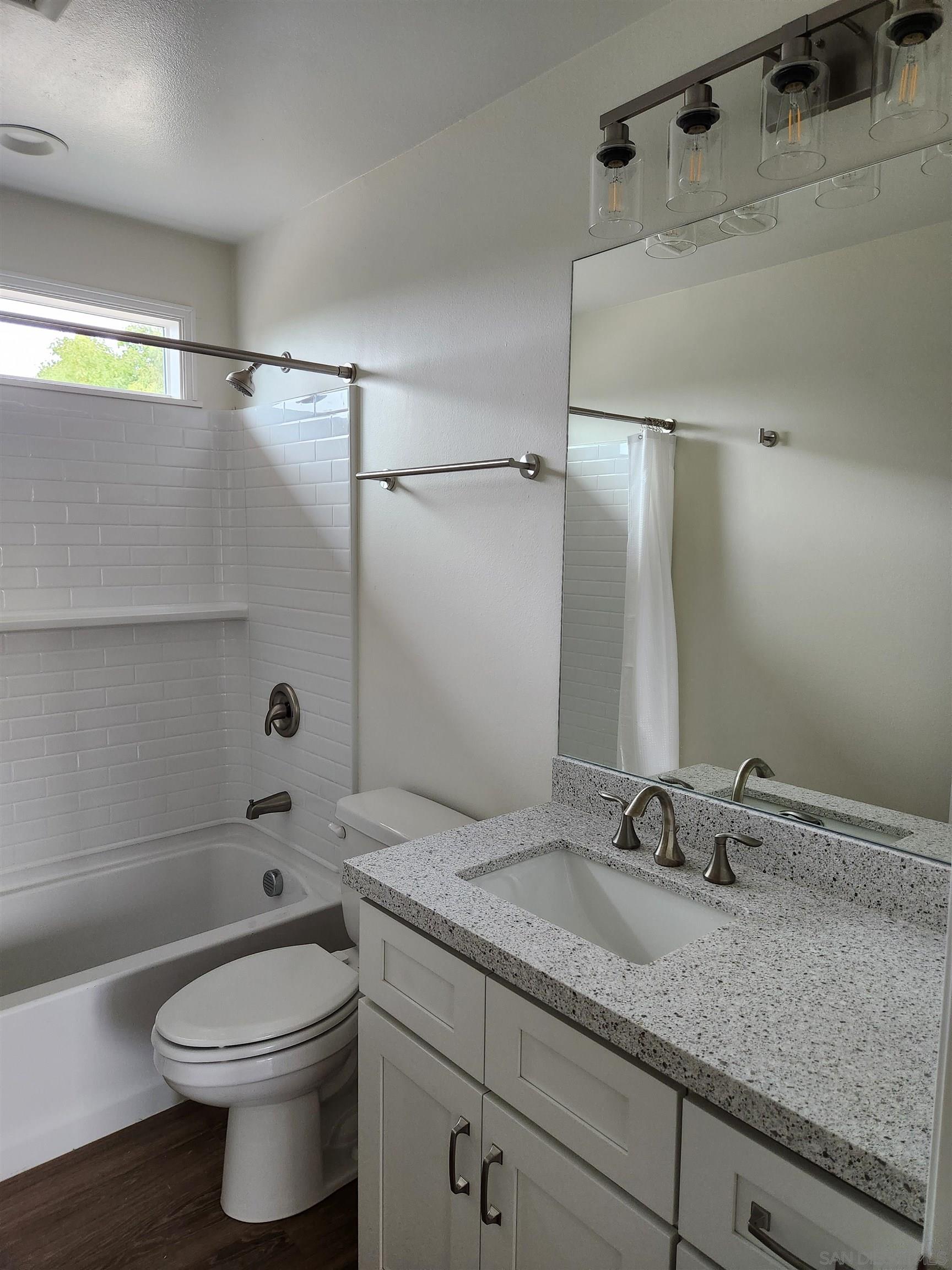 Detail Gallery Image 6 of 14 For 750 N Citrus Ave  1, Vista,  CA 92084 - 3 Beds | 2/1 Baths
