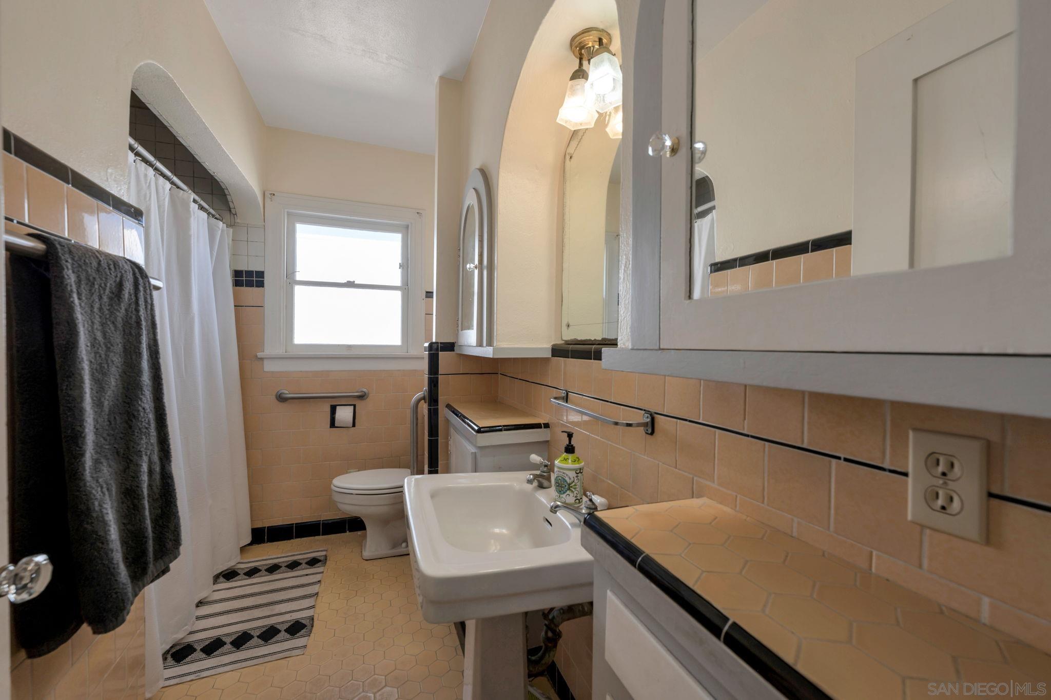 Detail Gallery Image 11 of 22 For 4817  Biona Drive, San Diego,  CA 92116 - 3 Beds | 1/1 Baths