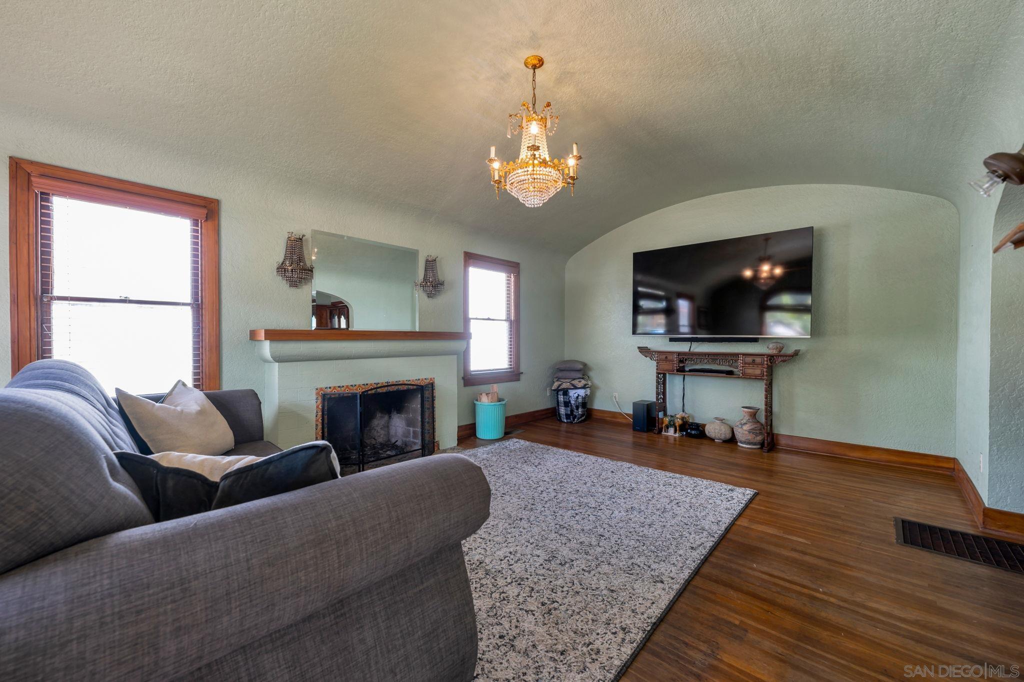 Detail Gallery Image 3 of 22 For 4817  Biona Drive, San Diego,  CA 92116 - 3 Beds | 1/1 Baths