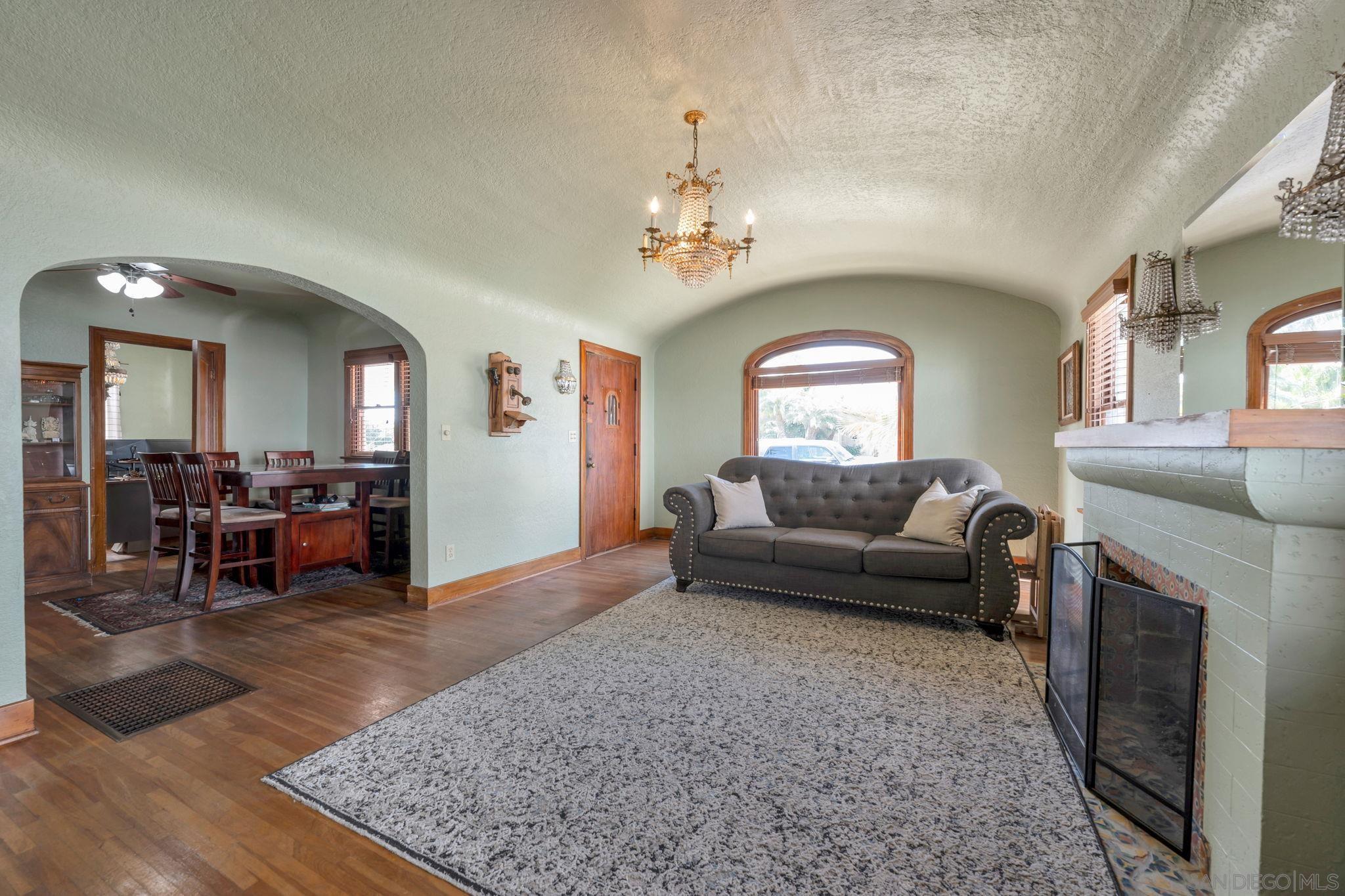 Detail Gallery Image 4 of 22 For 4817  Biona Drive, San Diego,  CA 92116 - 3 Beds | 1/1 Baths